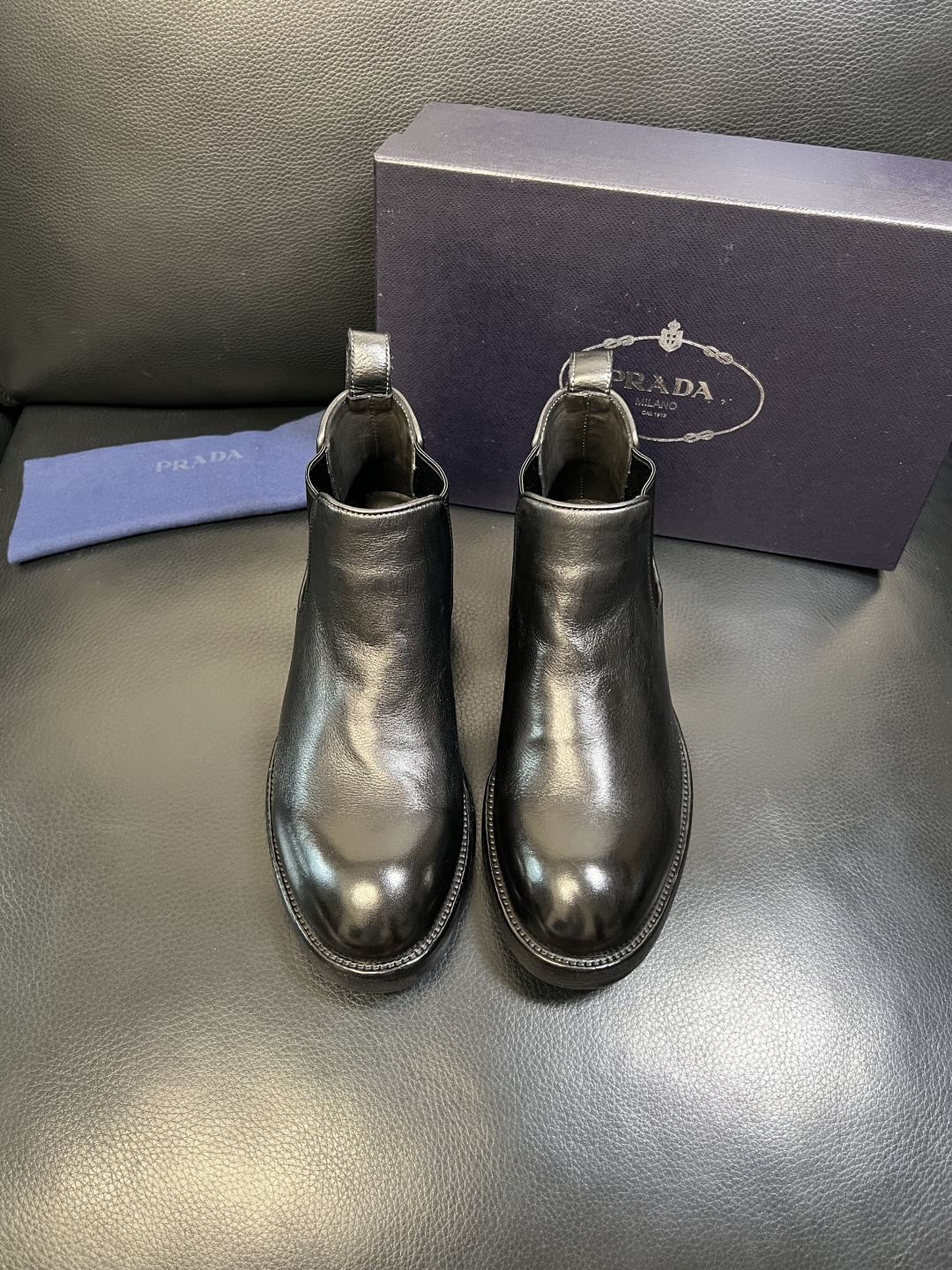 Prada 顶级工艺品，普拉达 专柜同步，原厂配置意大利进口水洗马皮面料，进口牛皮内里垫，透气舒适，鞋底