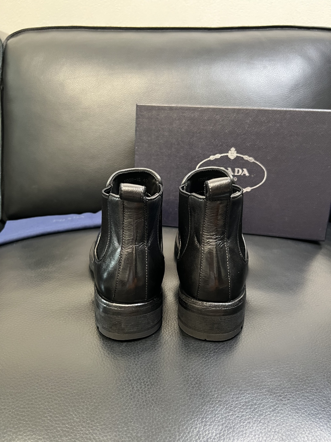 Prada 顶级工艺品，普拉达 专柜同步，原厂配置意大利进口水洗马皮面料，进口牛皮内里垫，透气舒适，鞋底