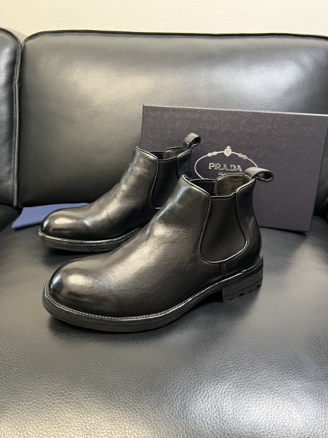 Prada 顶级工艺品，普拉达 专柜同步，原厂配置意大利进口水洗马皮面料，进口牛皮内里垫，透气舒适，鞋底