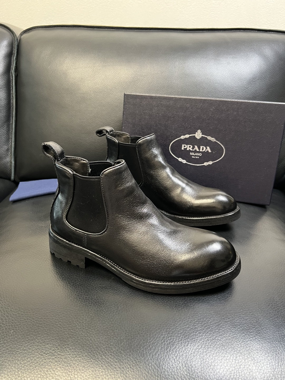 Prada 顶级工艺品，普拉达 专柜同步，原厂配置意大利进口水洗马皮面料，进口牛皮内里垫，透气舒适，鞋底