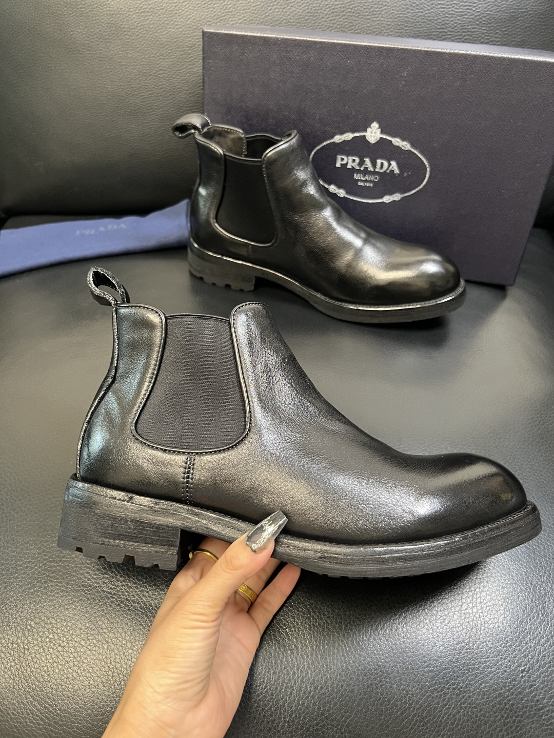 Prada 顶级工艺品，普拉达 专柜同步，原厂配置意大利进口水洗马皮面料，进口牛皮内里垫，透气舒适，鞋底