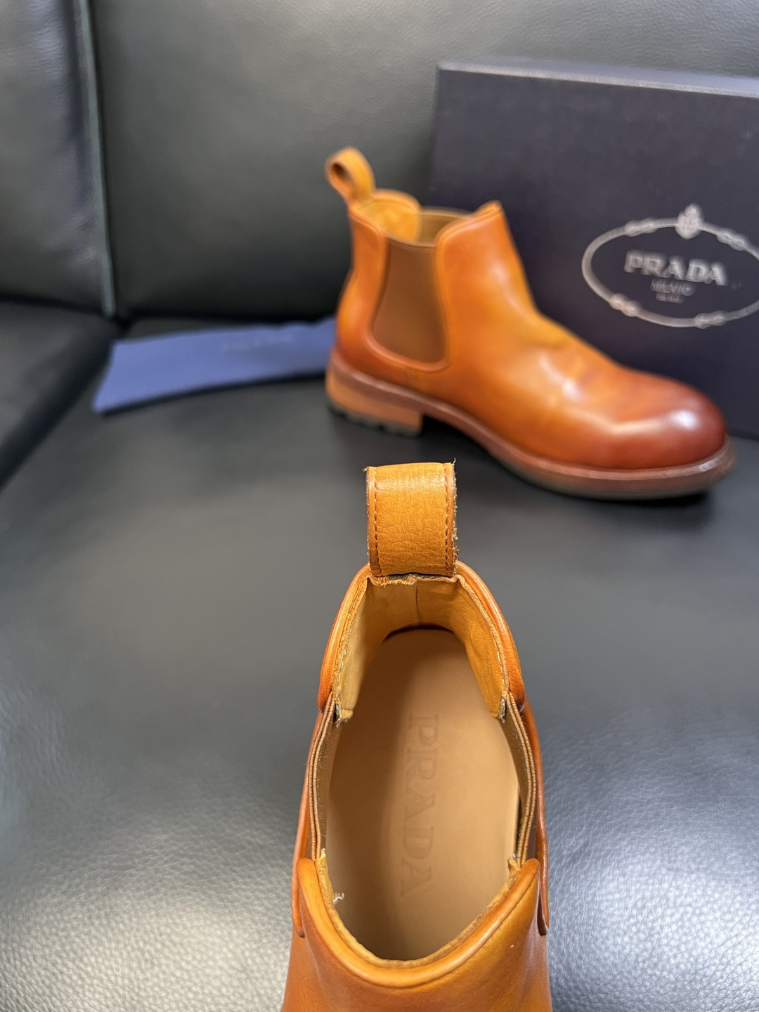 Prada 顶级工艺品，普拉达 专柜同步，原厂配置意大利进口水洗马皮面料，进口牛皮内里垫，透气舒适，鞋底