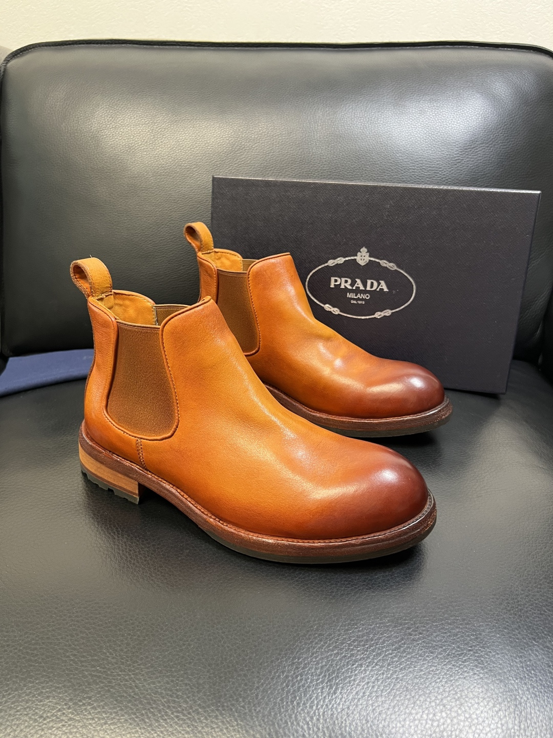 Prada 顶级工艺品，普拉达 专柜同步，原厂配置意大利进口水洗马皮面料，进口牛皮内里垫，透气舒适，鞋底