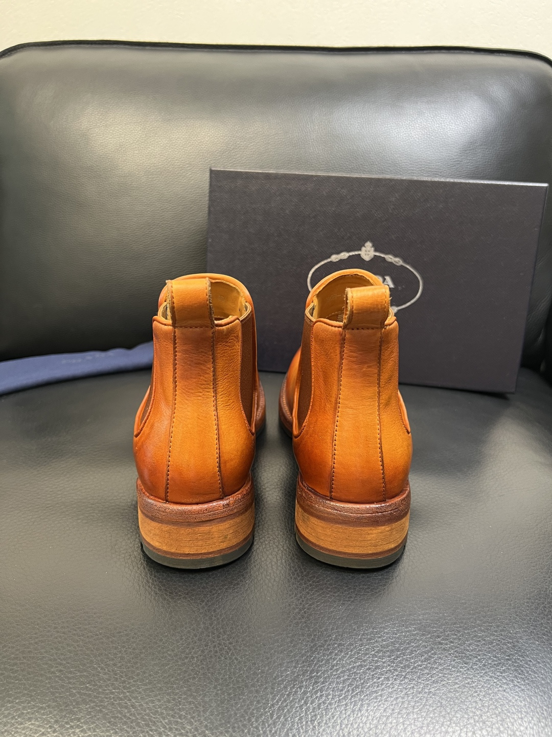 Prada 顶级工艺品，普拉达 专柜同步，原厂配置意大利进口水洗马皮面料，进口牛皮内里垫，透气舒适，鞋底