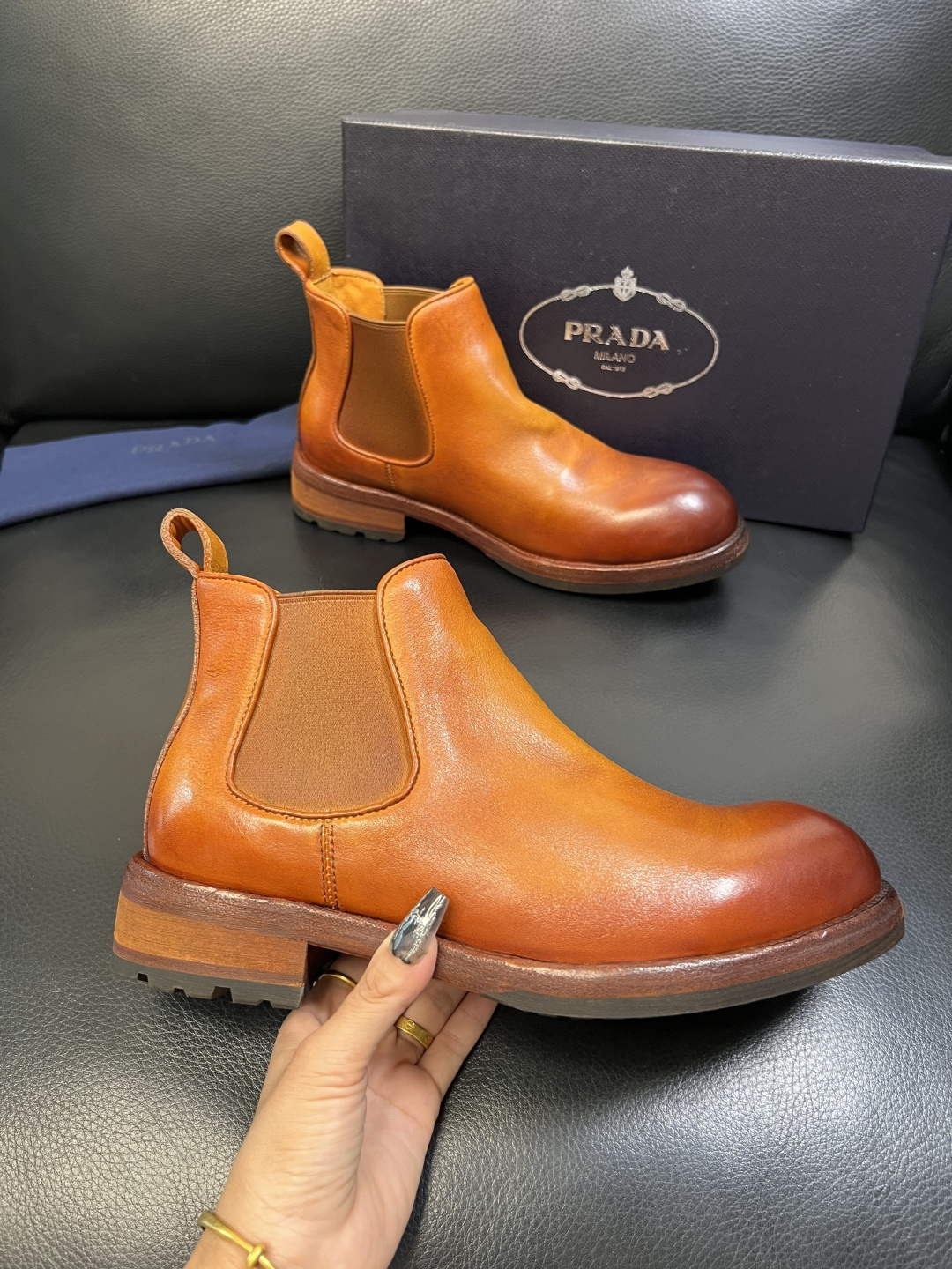 Prada 顶级工艺品，普拉达 专柜同步，原厂配置意大利进口水洗马皮面料，进口牛皮内里垫，透气舒适，鞋底