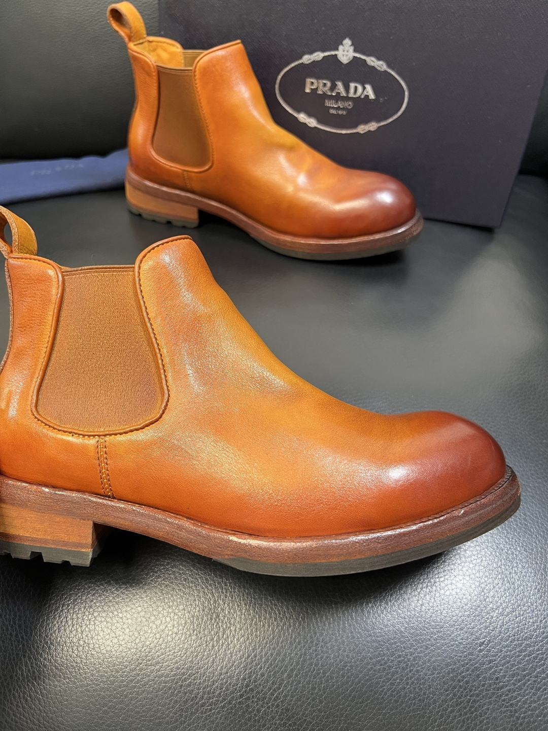 Prada 顶级工艺品，普拉达 专柜同步，原厂配置意大利进口水洗马皮面料，进口牛皮内里垫，透气舒适，鞋底