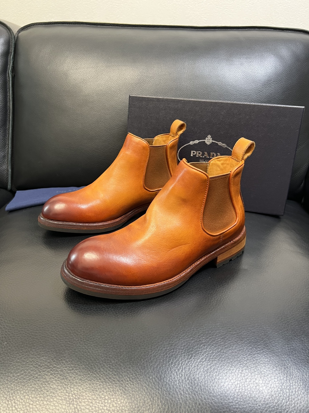 Prada 顶级工艺品，普拉达 专柜同步，原厂配置意大利进口水洗马皮面料，进口牛皮内里垫，透气舒适，鞋底