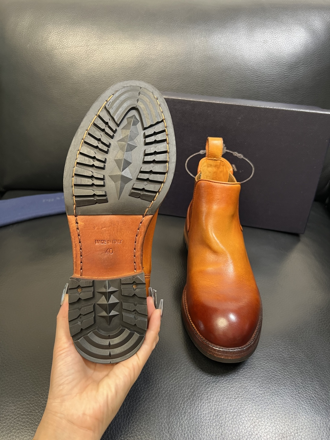 Prada 顶级工艺品，普拉达 专柜同步，原厂配置意大利进口水洗马皮面料，进口牛皮内里垫，透气舒适，鞋底