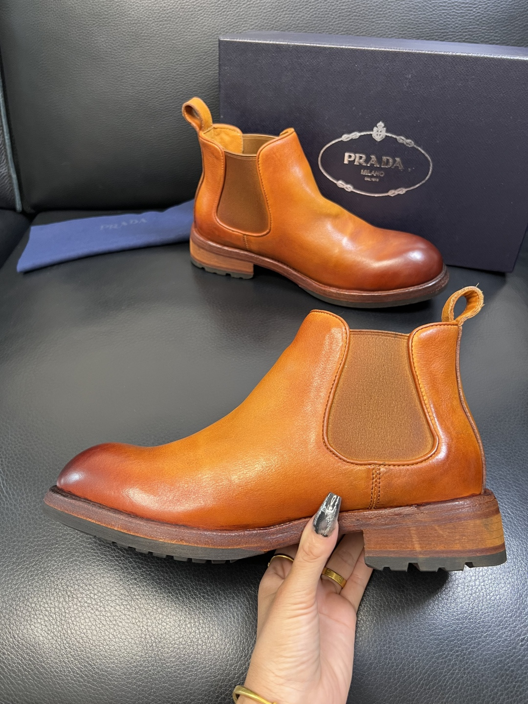 Prada 顶级工艺品，普拉达 专柜同步，原厂配置意大利进口水洗马皮面料，进口牛皮内里垫，透气舒适，鞋底