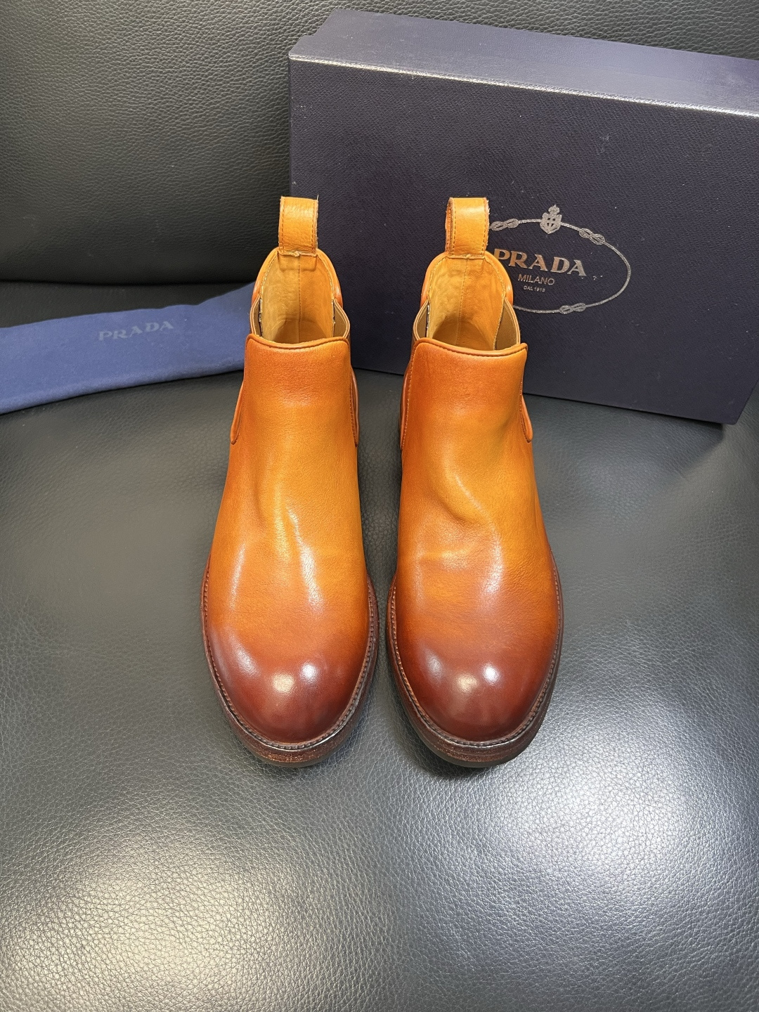 Prada 顶级工艺品，普拉达 专柜同步，原厂配置意大利进口水洗马皮面料，进口牛皮内里垫，透气舒适，鞋底