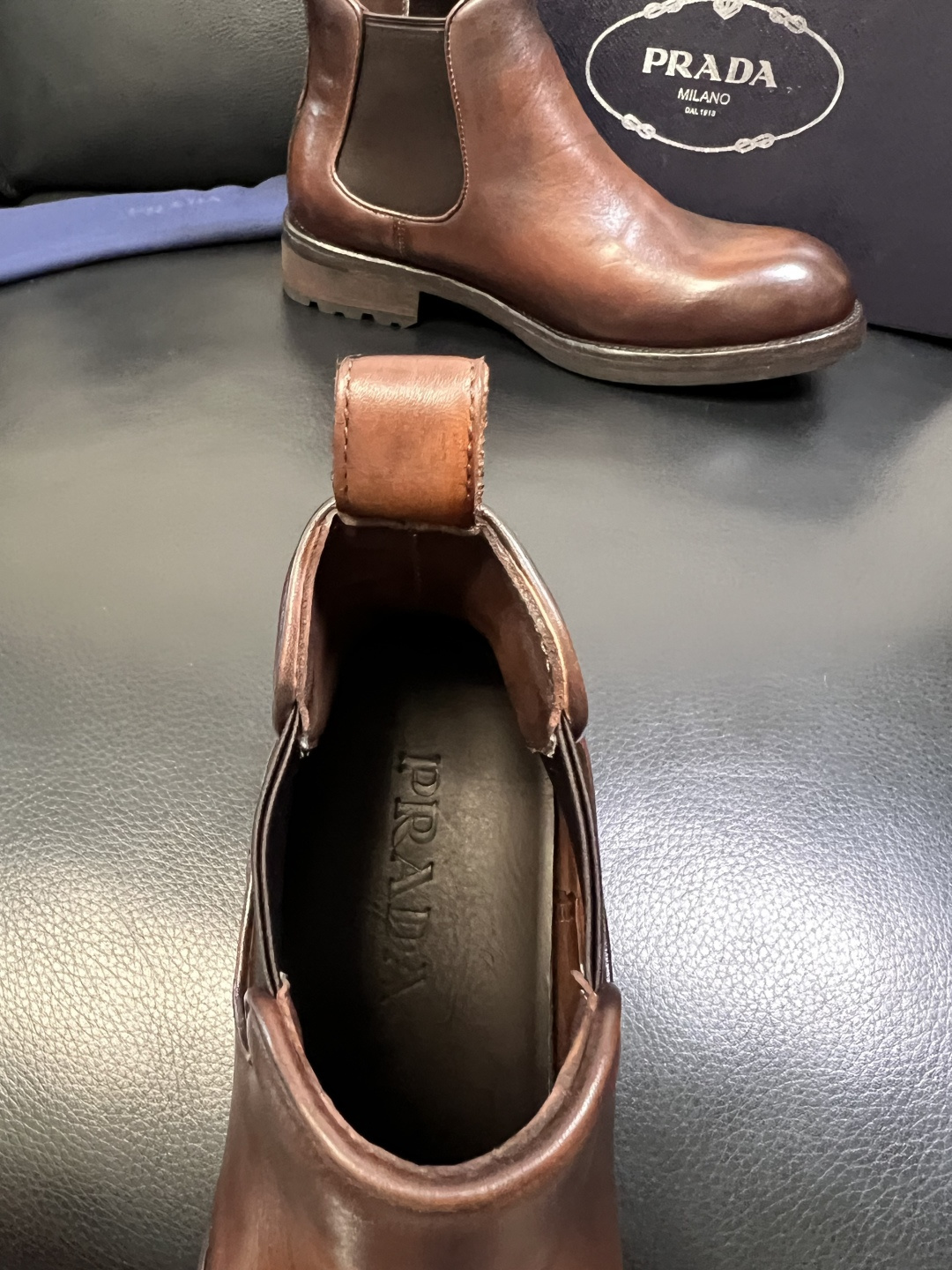 Prada 顶级工艺品，普拉达 专柜同步，原厂配置意大利进口水洗马皮面料，进口牛皮内里垫，透气舒适，鞋底