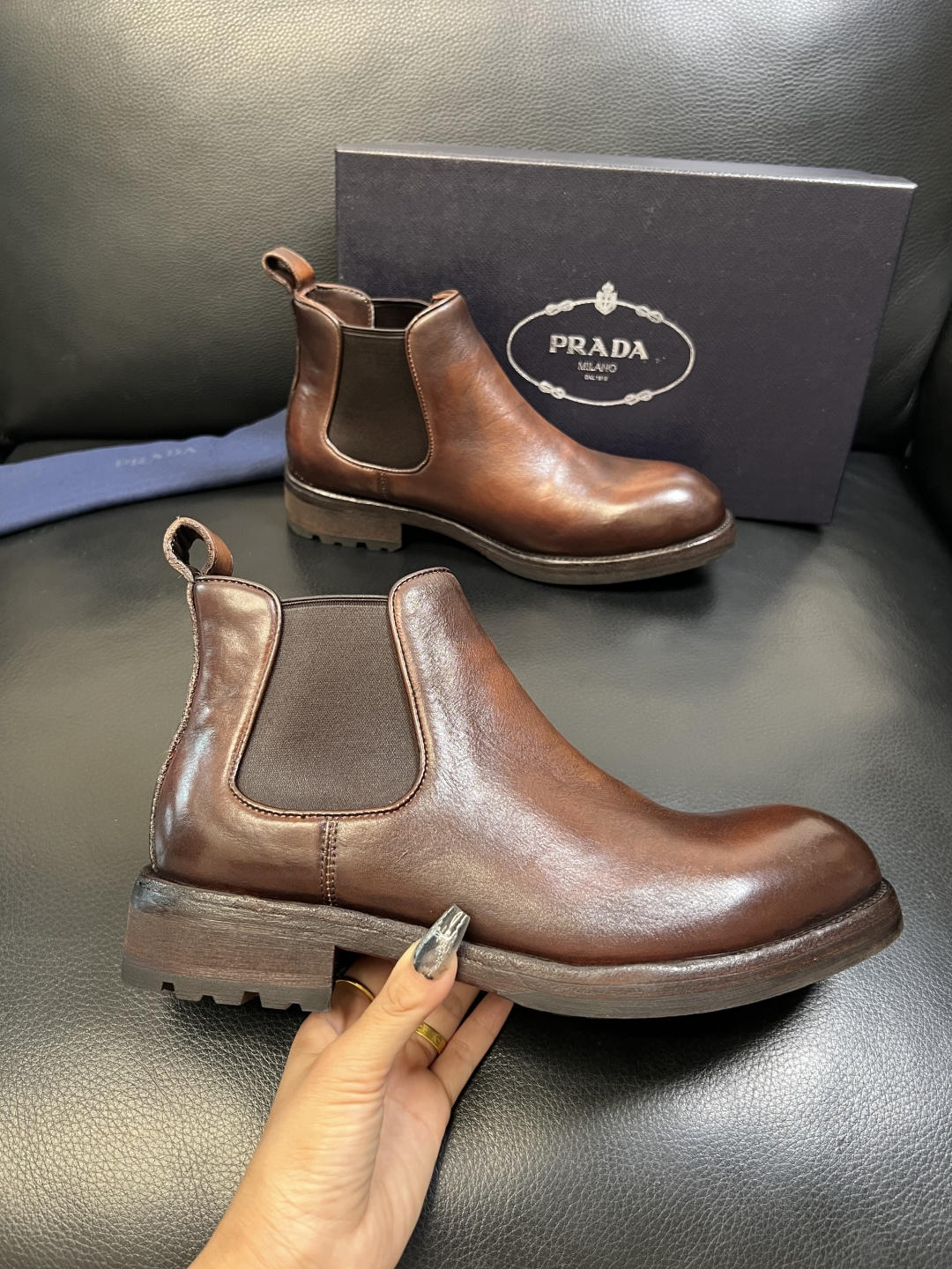 Prada 顶级工艺品，普拉达 专柜同步，原厂配置意大利进口水洗马皮面料，进口牛皮内里垫，透气舒适，鞋底