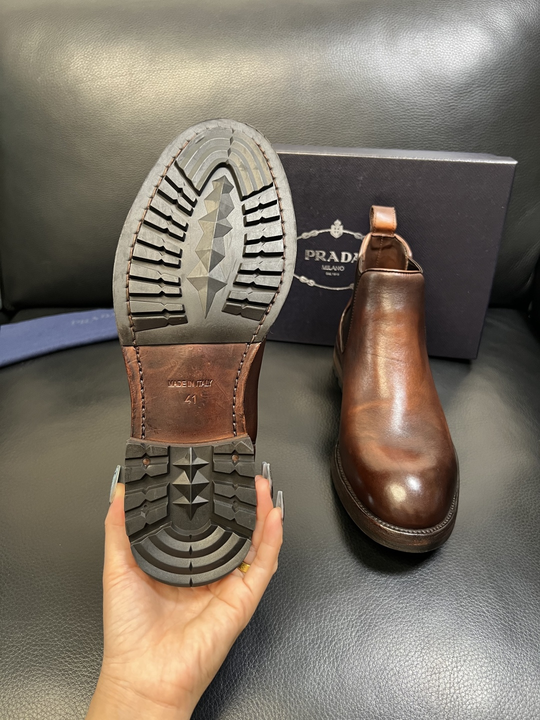 Prada 顶级工艺品，普拉达 专柜同步，原厂配置意大利进口水洗马皮面料，进口牛皮内里垫，透气舒适，鞋底