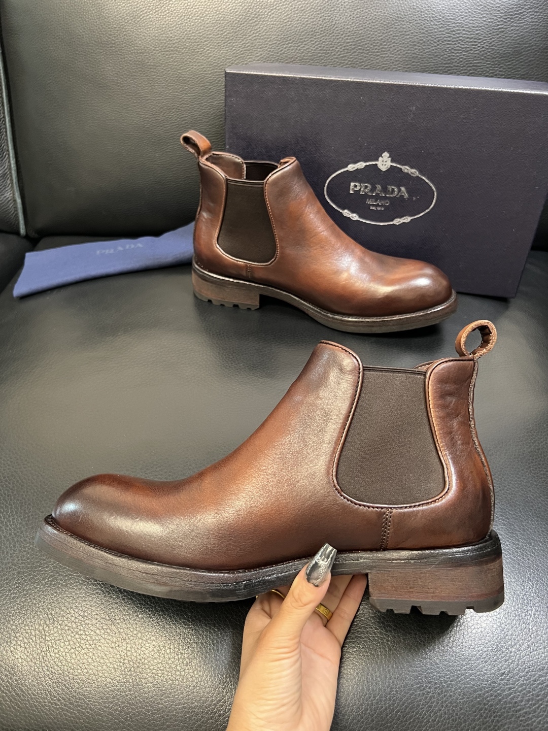 Prada 顶级工艺品，普拉达 专柜同步，原厂配置意大利进口水洗马皮面料，进口牛皮内里垫，透气舒适，鞋底