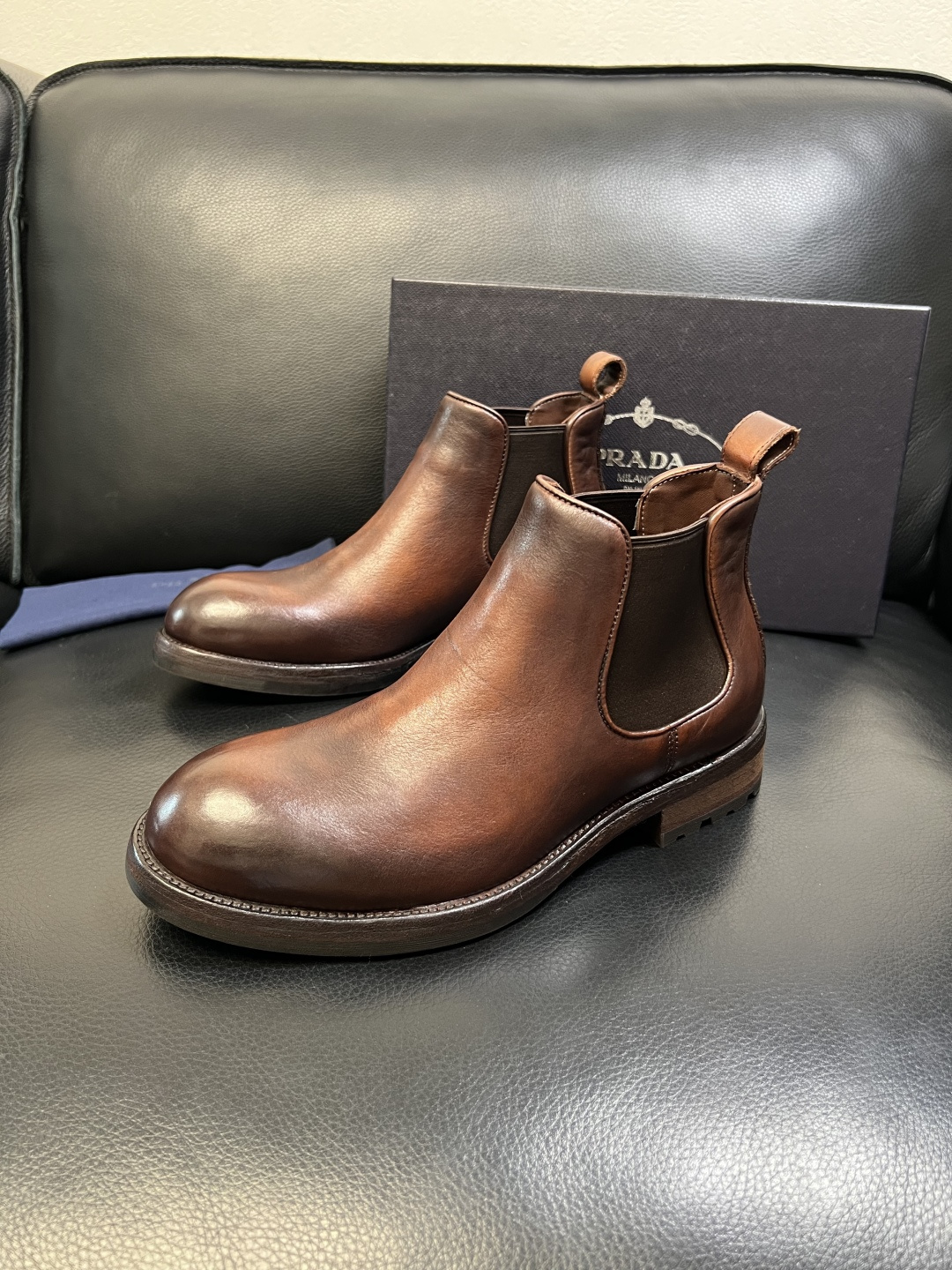 Prada 顶级工艺品，普拉达 专柜同步，原厂配置意大利进口水洗马皮面料，进口牛皮内里垫，透气舒适，鞋底