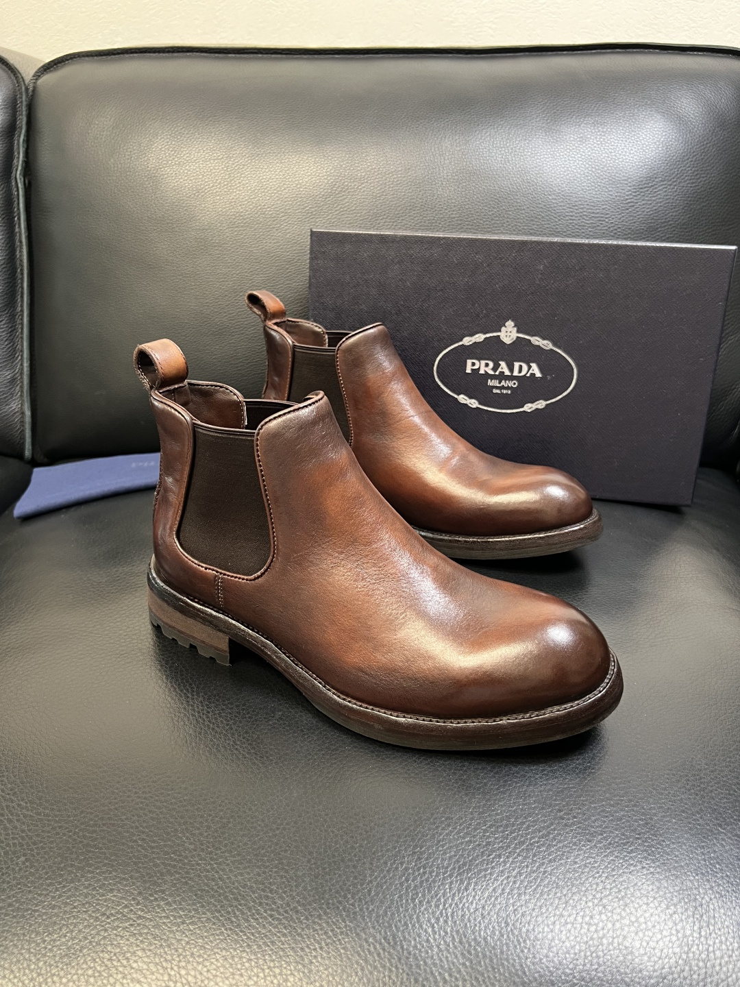 Prada 顶级工艺品，普拉达 专柜同步，原厂配置意大利进口水洗马皮面料，进口牛皮内里垫，透气舒适，鞋底