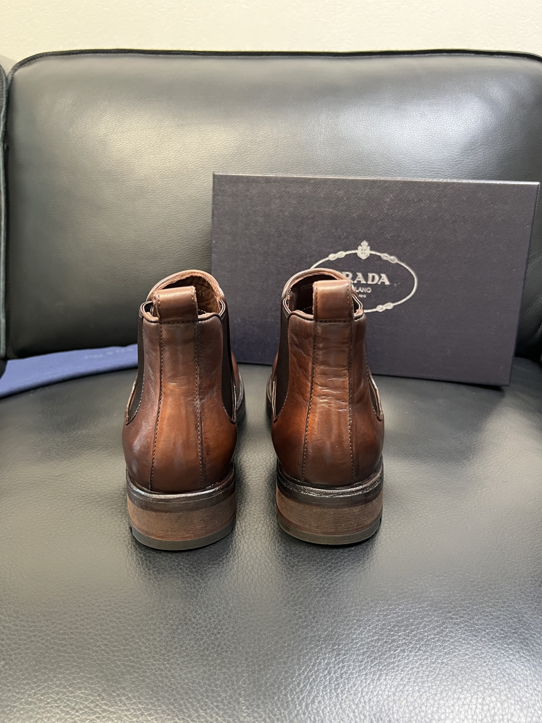 Prada 顶级工艺品，普拉达 专柜同步，原厂配置意大利进口水洗马皮面料，进口牛皮内里垫，透气舒适，鞋底