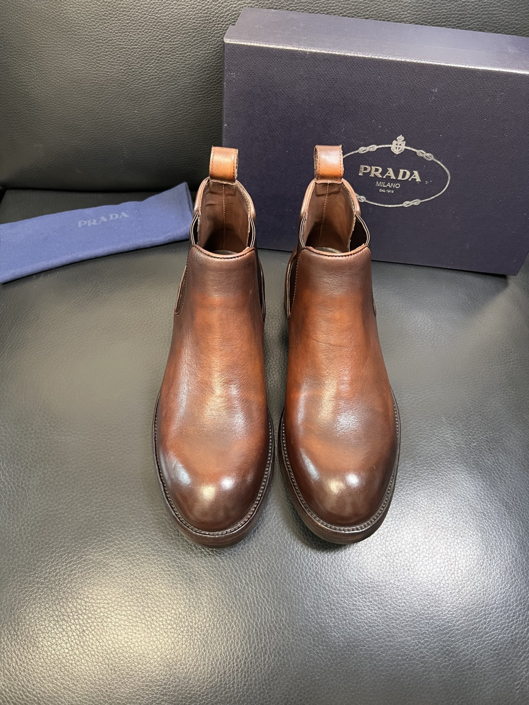 Prada 顶级工艺品，普拉达 专柜同步，原厂配置意大利进口水洗马皮面料，进口牛皮内里垫，透气舒适，鞋底