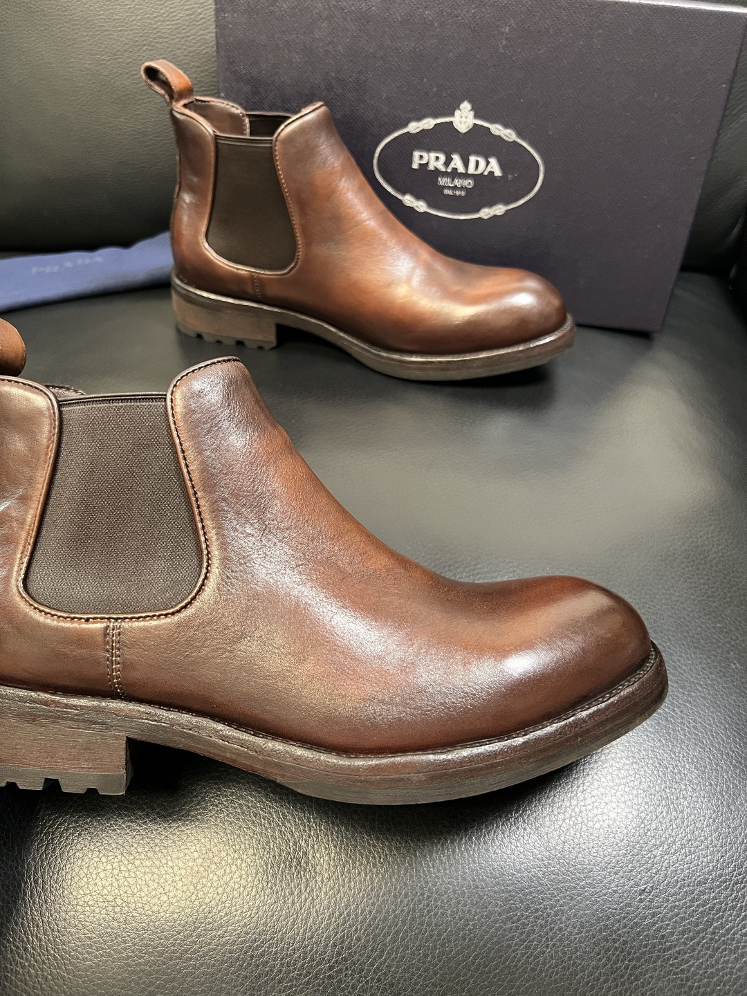 Prada 顶级工艺品，普拉达 专柜同步，原厂配置意大利进口水洗马皮面料，进口牛皮内里垫，透气舒适，鞋底