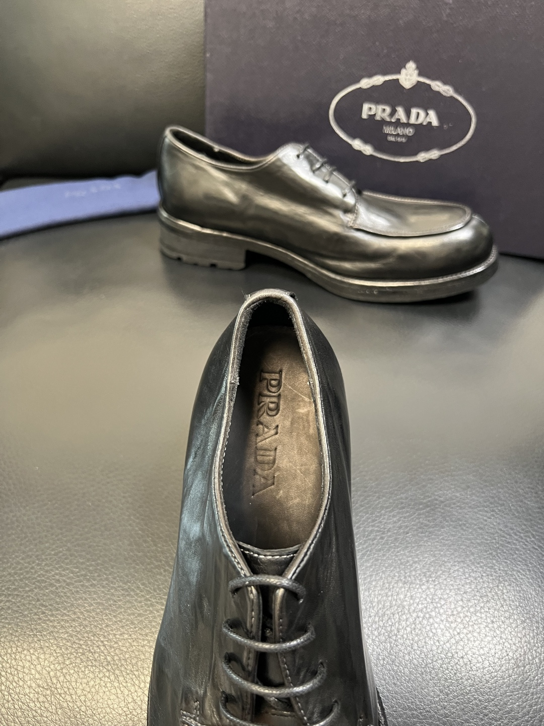 Prada 顶级工艺品，普拉达 专柜同步，原厂配置意大利进口水洗马皮面料，进口牛皮内里垫，透气舒适，鞋底
