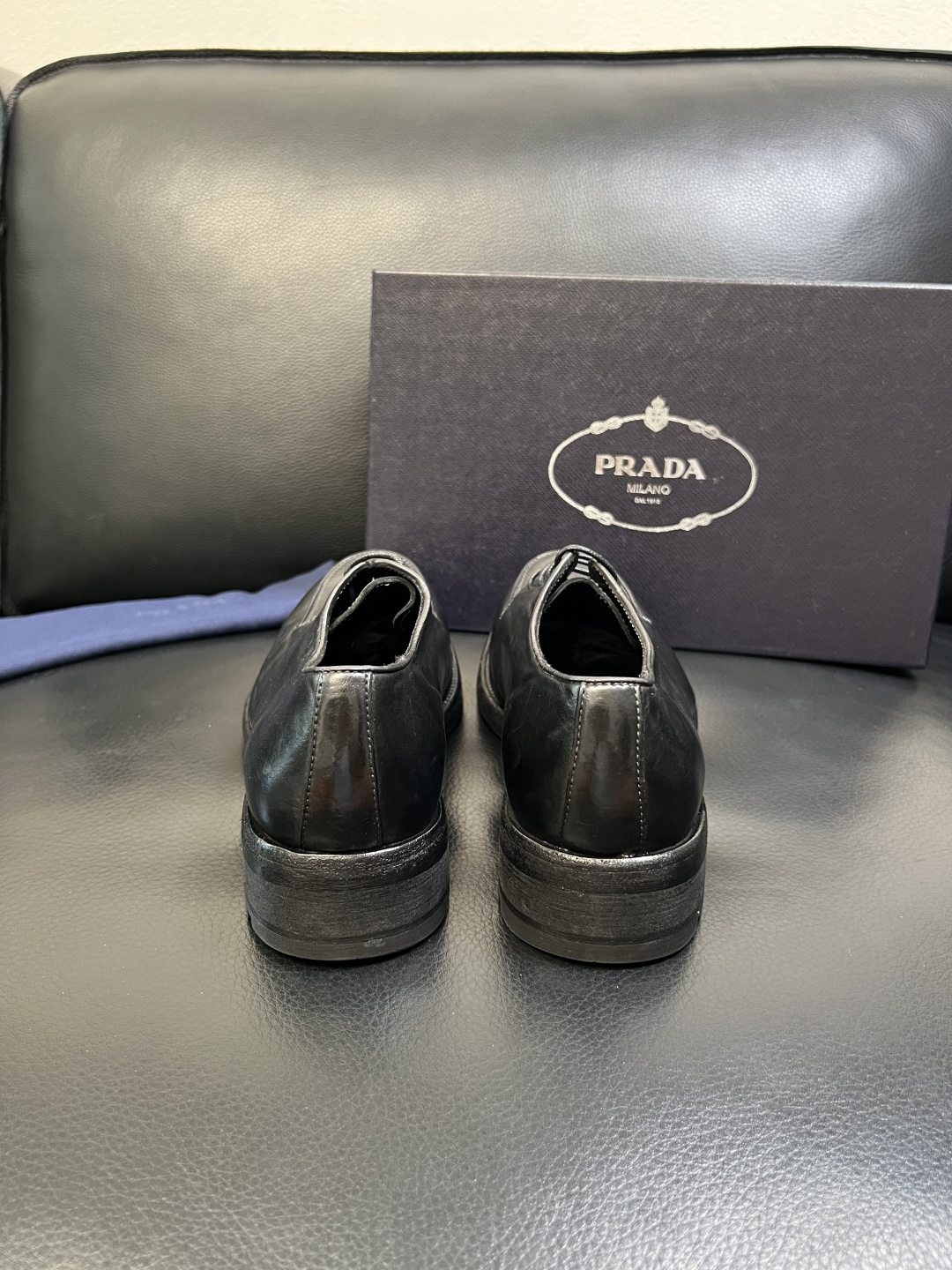 Prada 顶级工艺品，普拉达 专柜同步，原厂配置意大利进口水洗马皮面料，进口牛皮内里垫，透气舒适，鞋底