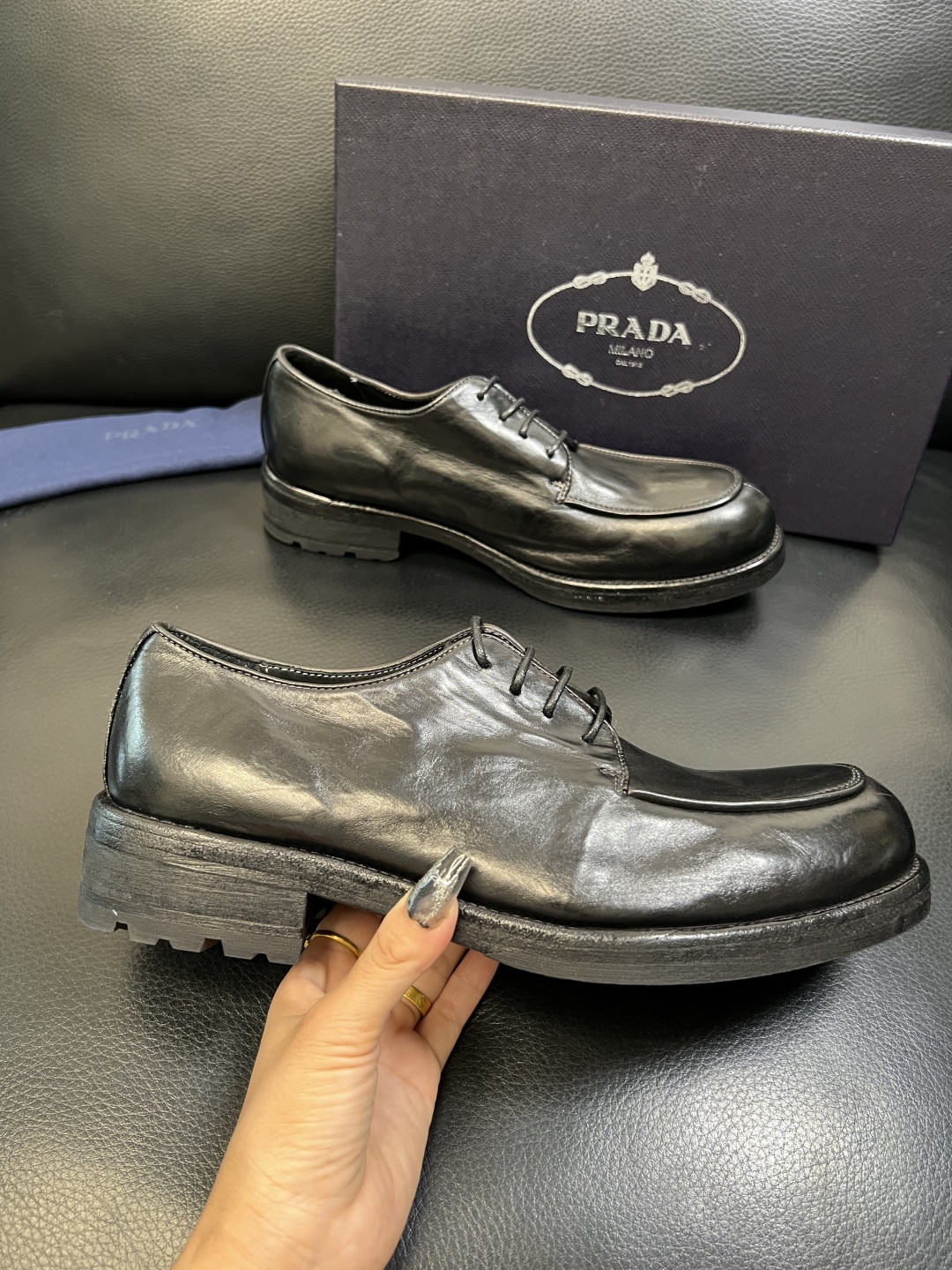 Prada 顶级工艺品，普拉达 专柜同步，原厂配置意大利进口水洗马皮面料，进口牛皮内里垫，透气舒适，鞋底