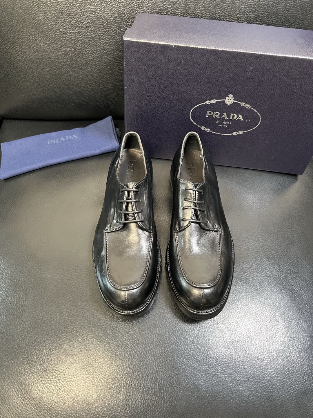 Prada 顶级工艺品，普拉达 专柜同步，原厂配置意大利进口水洗马皮面料，进口牛皮内里垫，透气舒适，鞋底