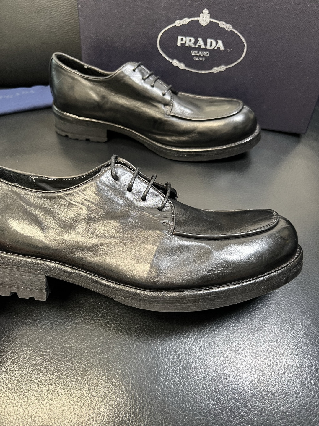 Prada 顶级工艺品，普拉达 专柜同步，原厂配置意大利进口水洗马皮面料，进口牛皮内里垫，透气舒适，鞋底