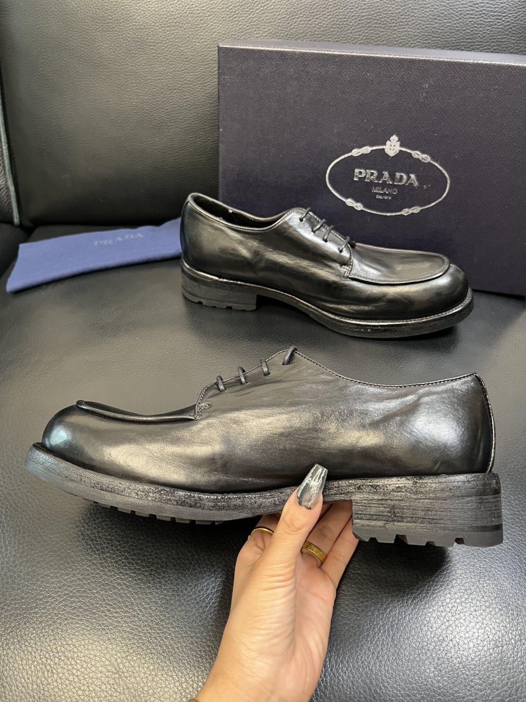 Prada 顶级工艺品，普拉达 专柜同步，原厂配置意大利进口水洗马皮面料，进口牛皮内里垫，透气舒适，鞋底