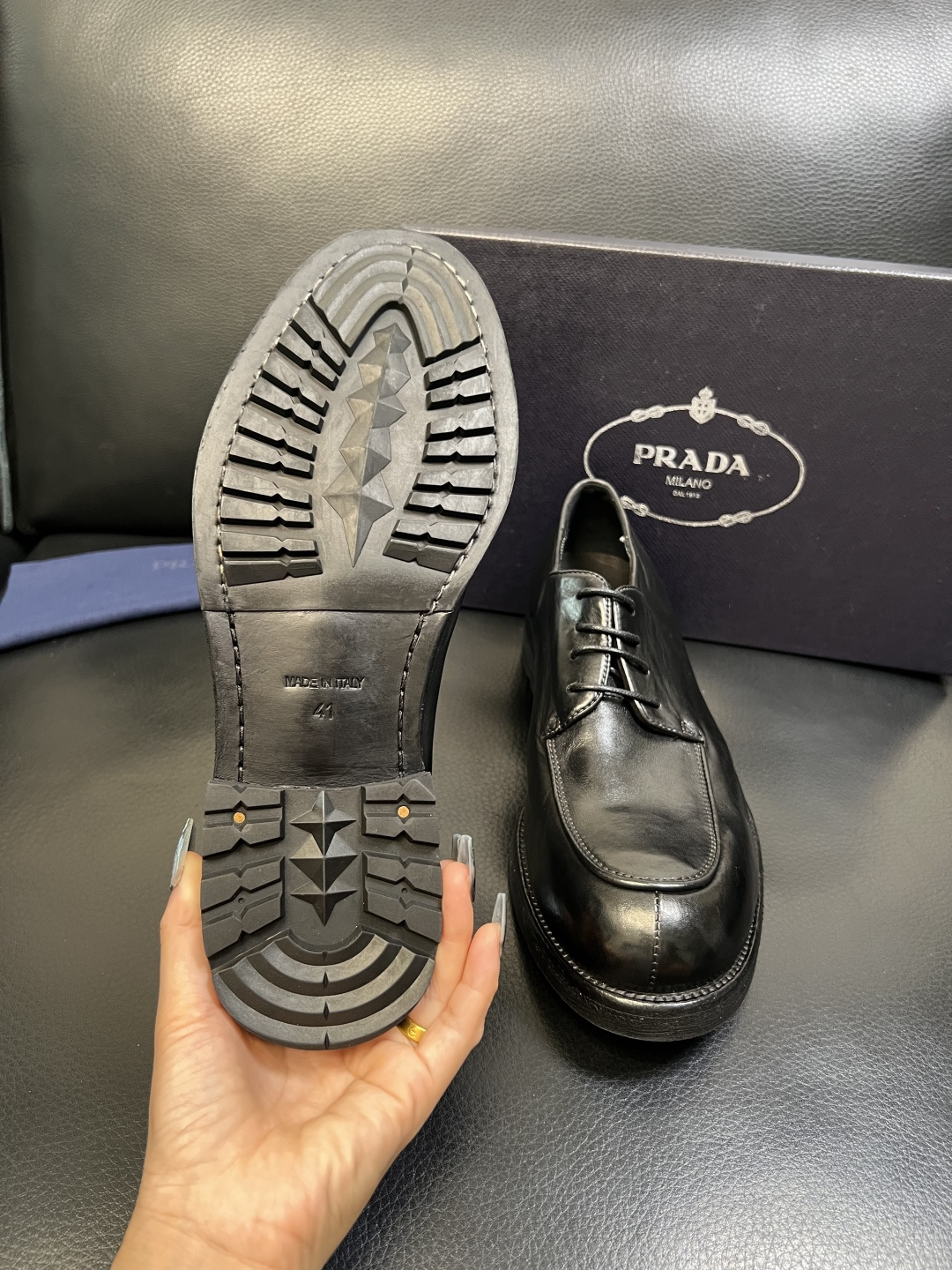 Prada 顶级工艺品，普拉达 专柜同步，原厂配置意大利进口水洗马皮面料，进口牛皮内里垫，透气舒适，鞋底