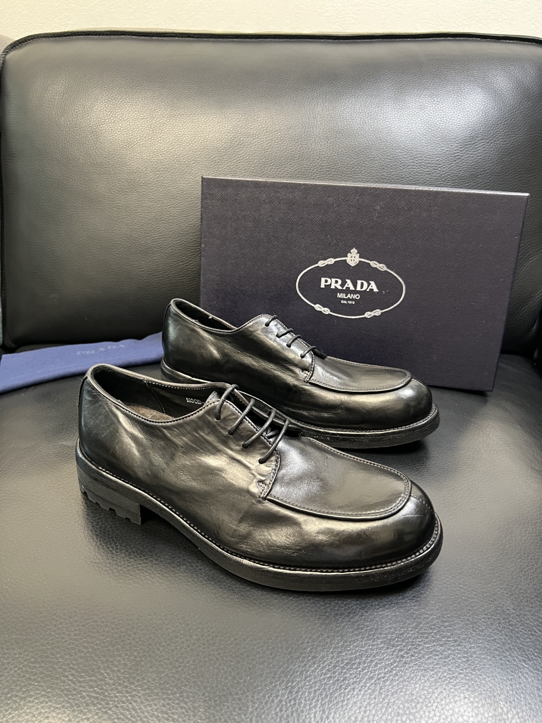 Prada 顶级工艺品，普拉达 专柜同步，原厂配置意大利进口水洗马皮面料，进口牛皮内里垫，透气舒适，鞋底