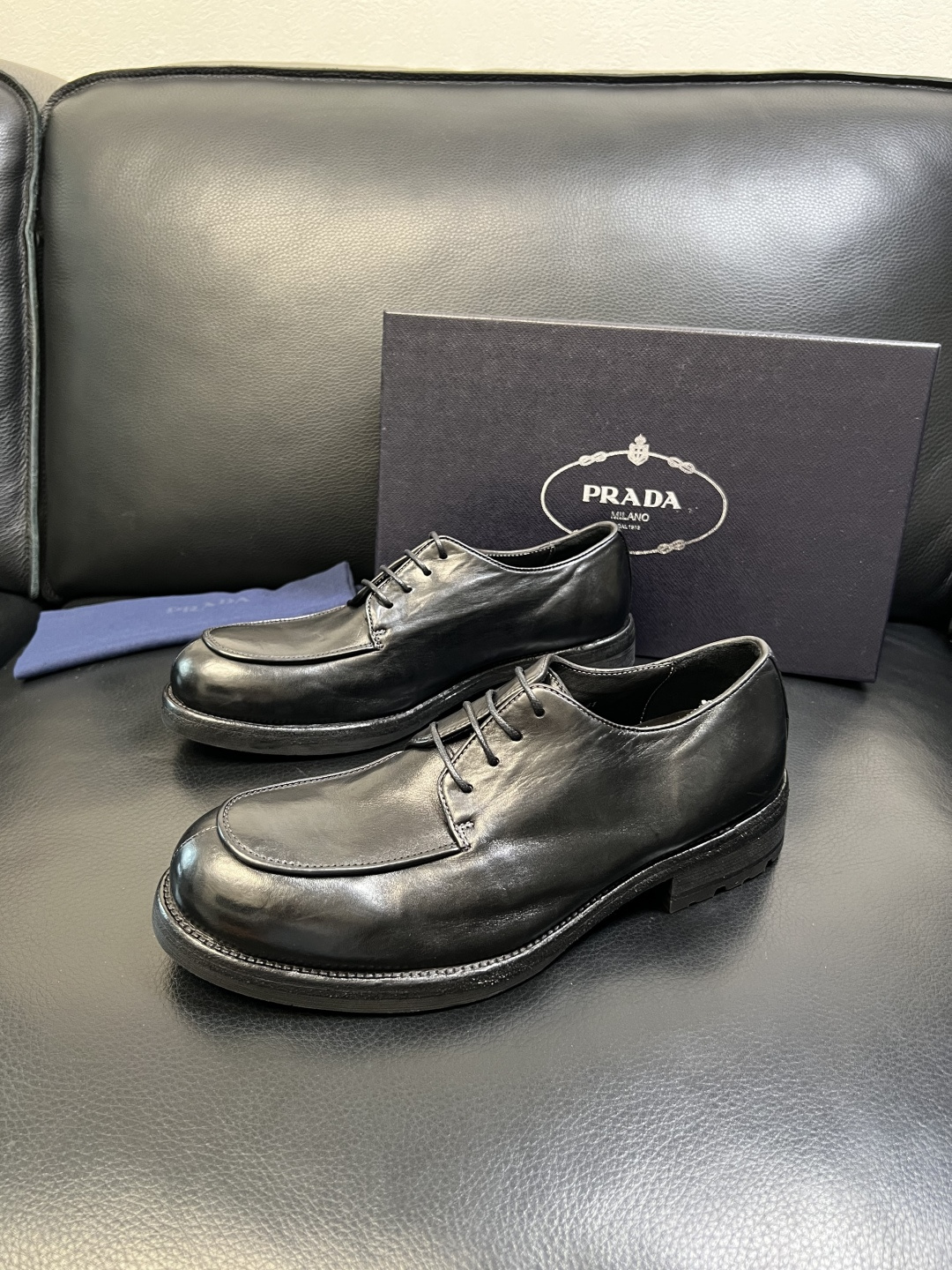 Prada 顶级工艺品，普拉达 专柜同步，原厂配置意大利进口水洗马皮面料，进口牛皮内里垫，透气舒适，鞋底