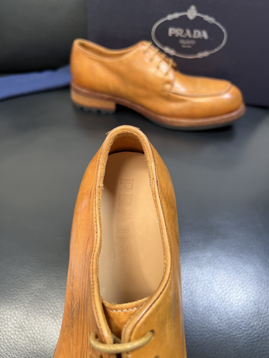 Prada 顶级工艺品，普拉达 专柜同步，原厂配置意大利进口水洗马皮面料，进口牛皮内里垫，透气舒适，鞋底