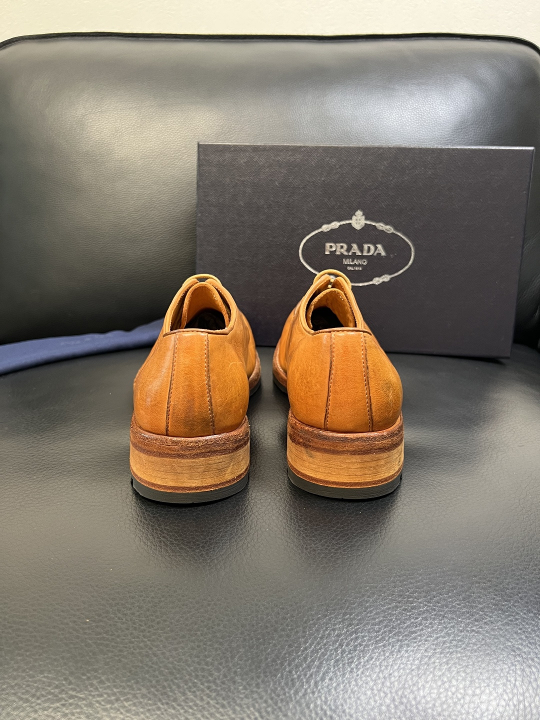 Prada 顶级工艺品，普拉达 专柜同步，原厂配置意大利进口水洗马皮面料，进口牛皮内里垫，透气舒适，鞋底