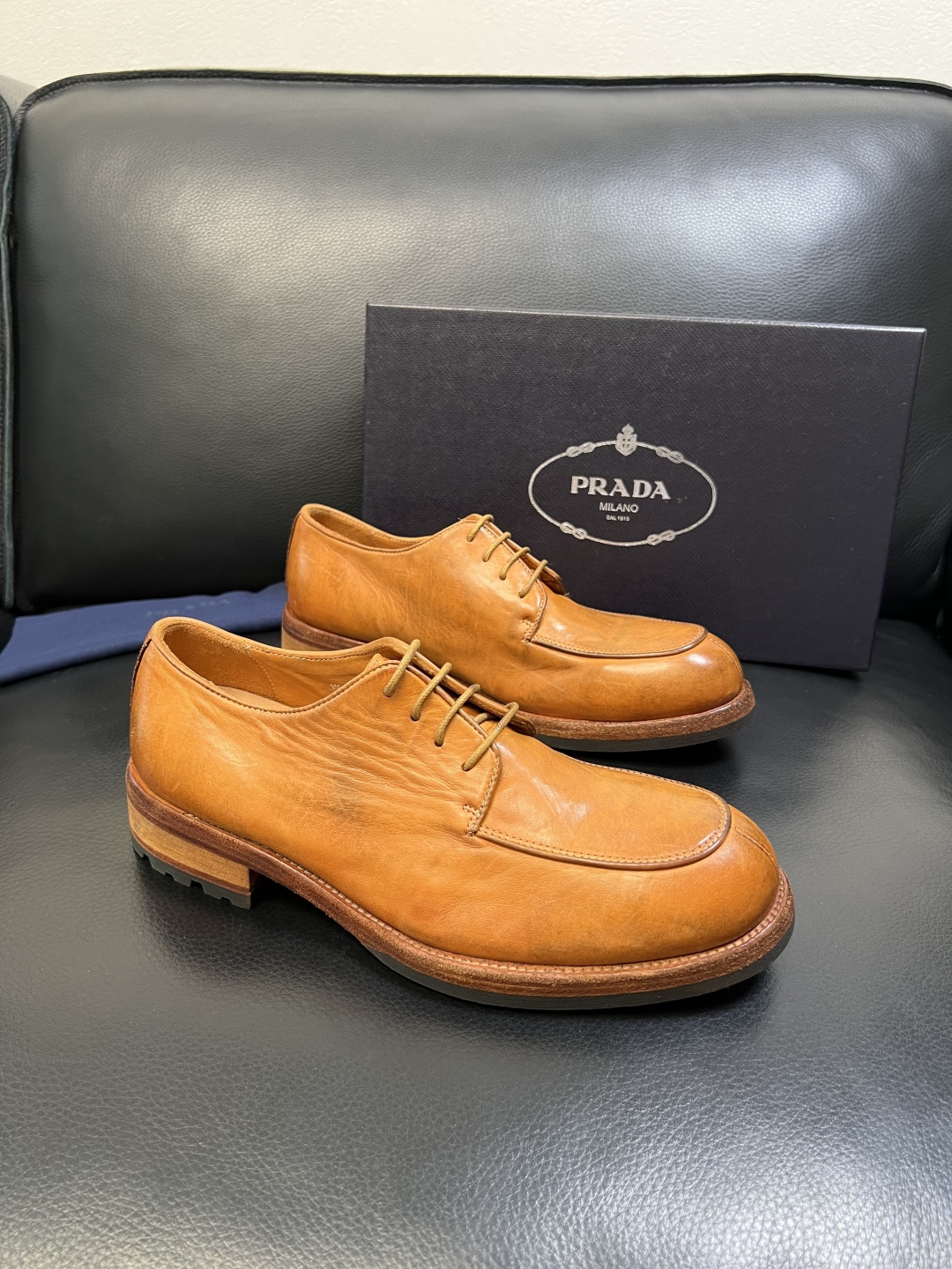 Prada 顶级工艺品，普拉达 专柜同步，原厂配置意大利进口水洗马皮面料，进口牛皮内里垫，透气舒适，鞋底