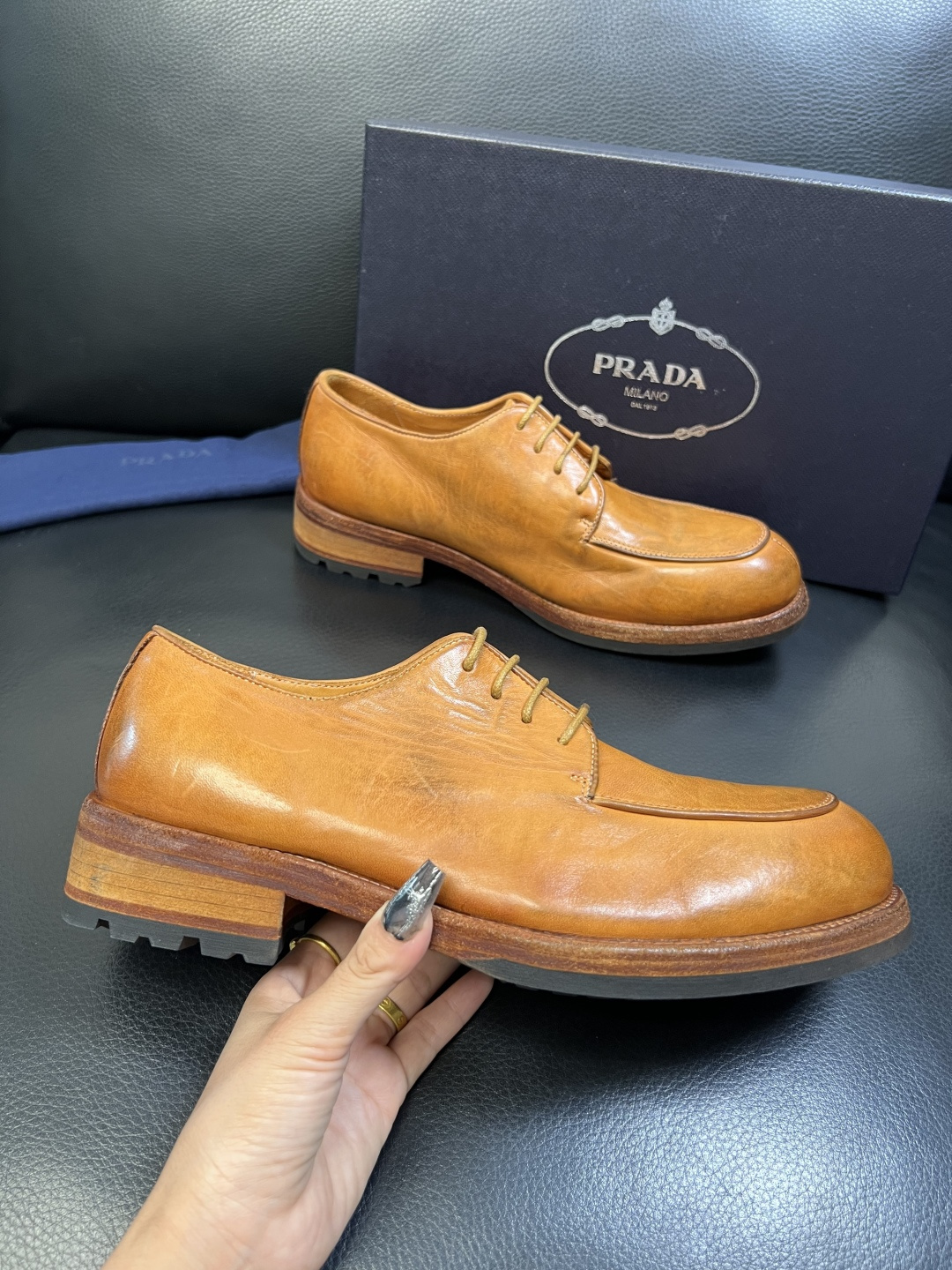 Prada 顶级工艺品，普拉达 专柜同步，原厂配置意大利进口水洗马皮面料，进口牛皮内里垫，透气舒适，鞋底