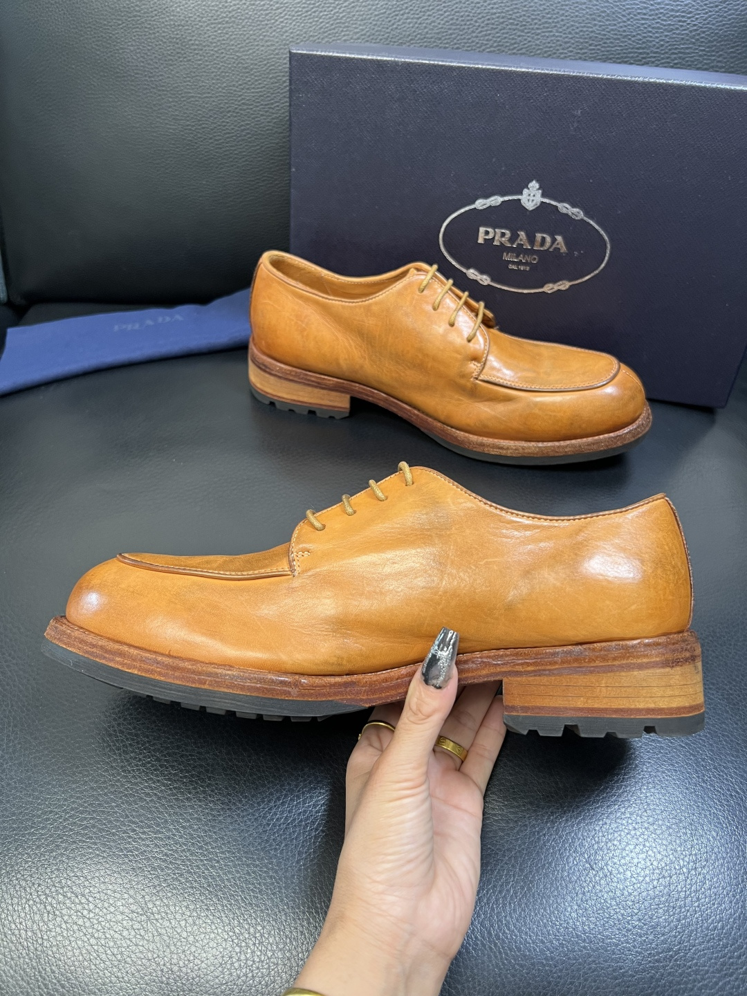 Prada 顶级工艺品，普拉达 专柜同步，原厂配置意大利进口水洗马皮面料，进口牛皮内里垫，透气舒适，鞋底