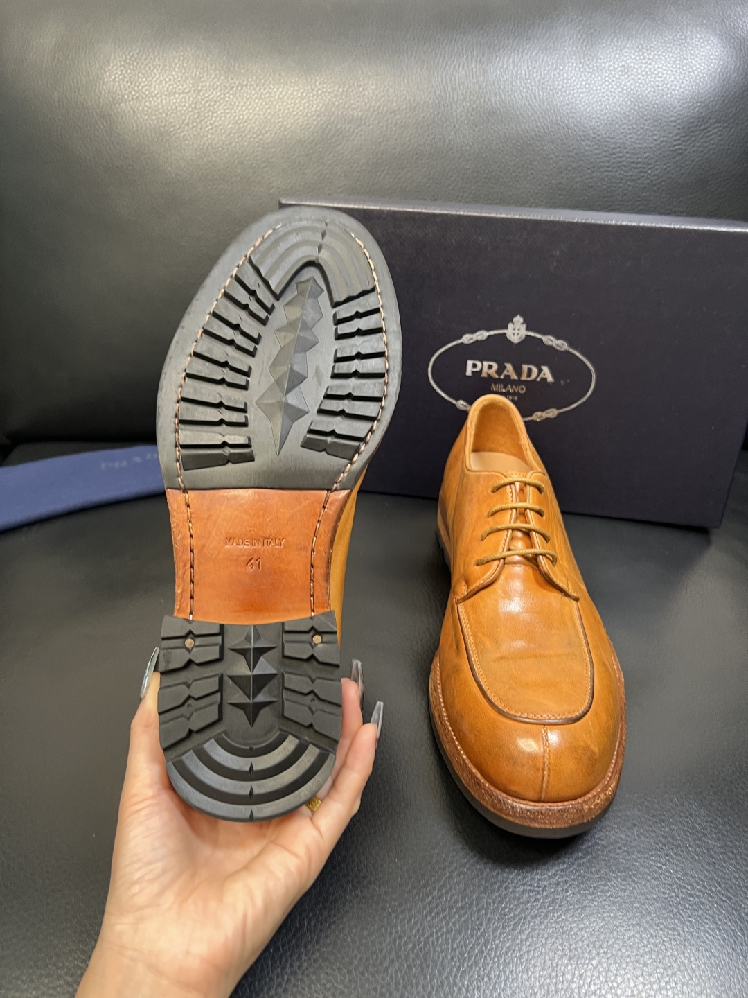 Prada 顶级工艺品，普拉达 专柜同步，原厂配置意大利进口水洗马皮面料，进口牛皮内里垫，透气舒适，鞋底