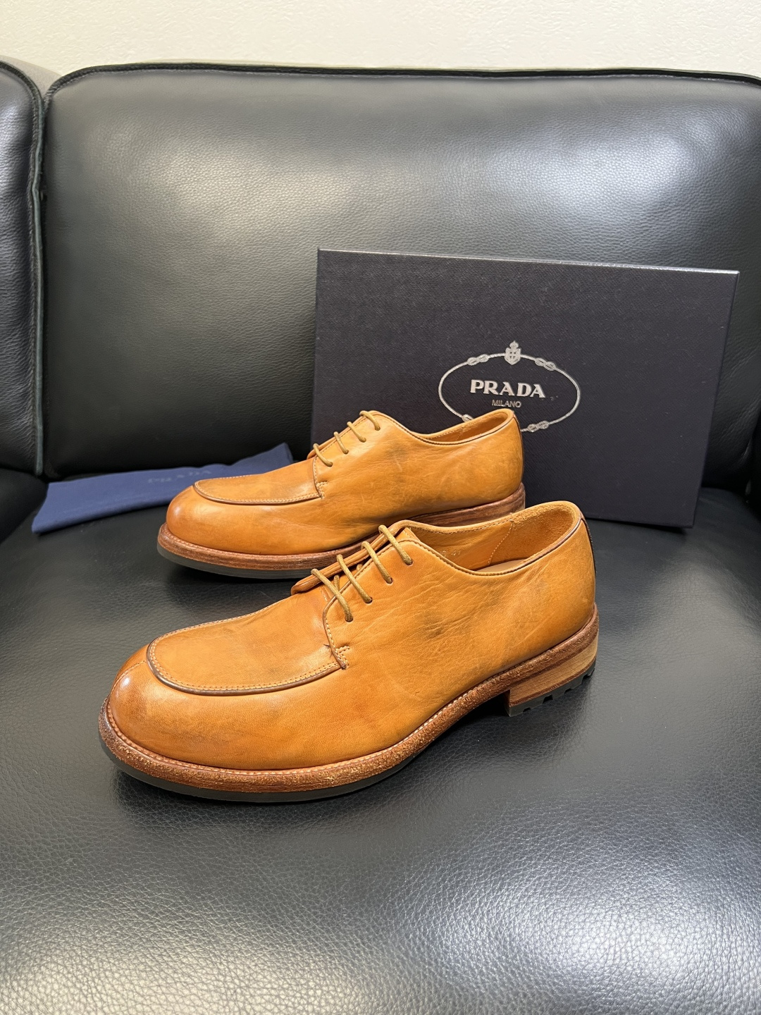 Prada 顶级工艺品，普拉达 专柜同步，原厂配置意大利进口水洗马皮面料，进口牛皮内里垫，透气舒适，鞋底