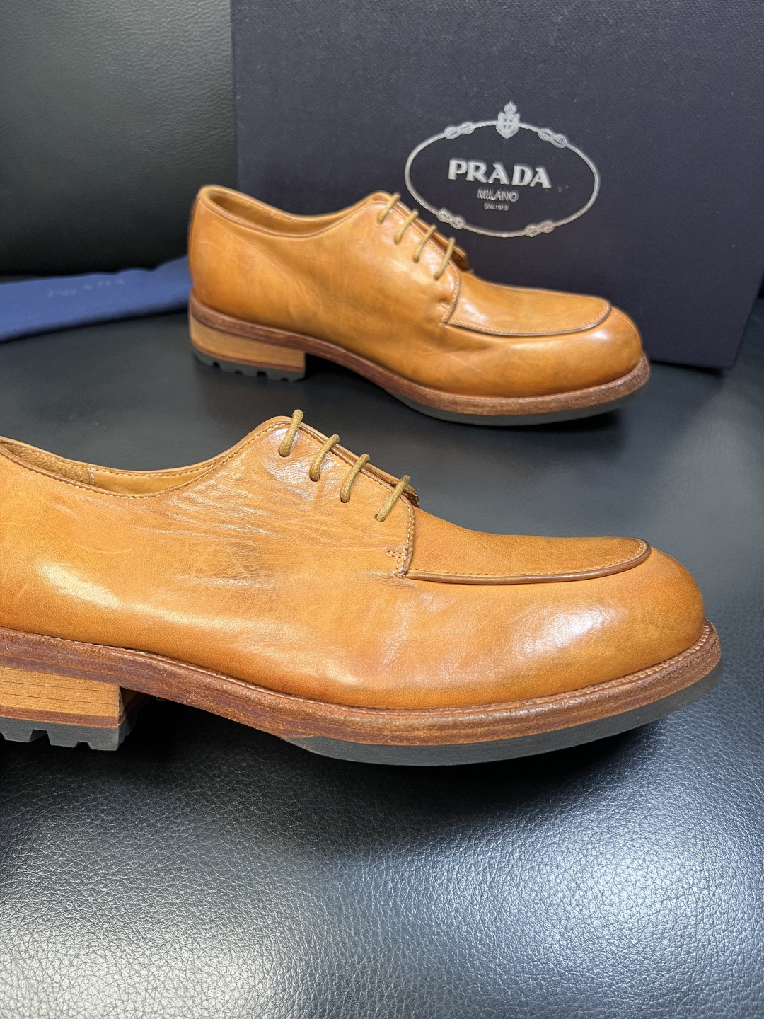 Prada 顶级工艺品，普拉达 专柜同步，原厂配置意大利进口水洗马皮面料，进口牛皮内里垫，透气舒适，鞋底