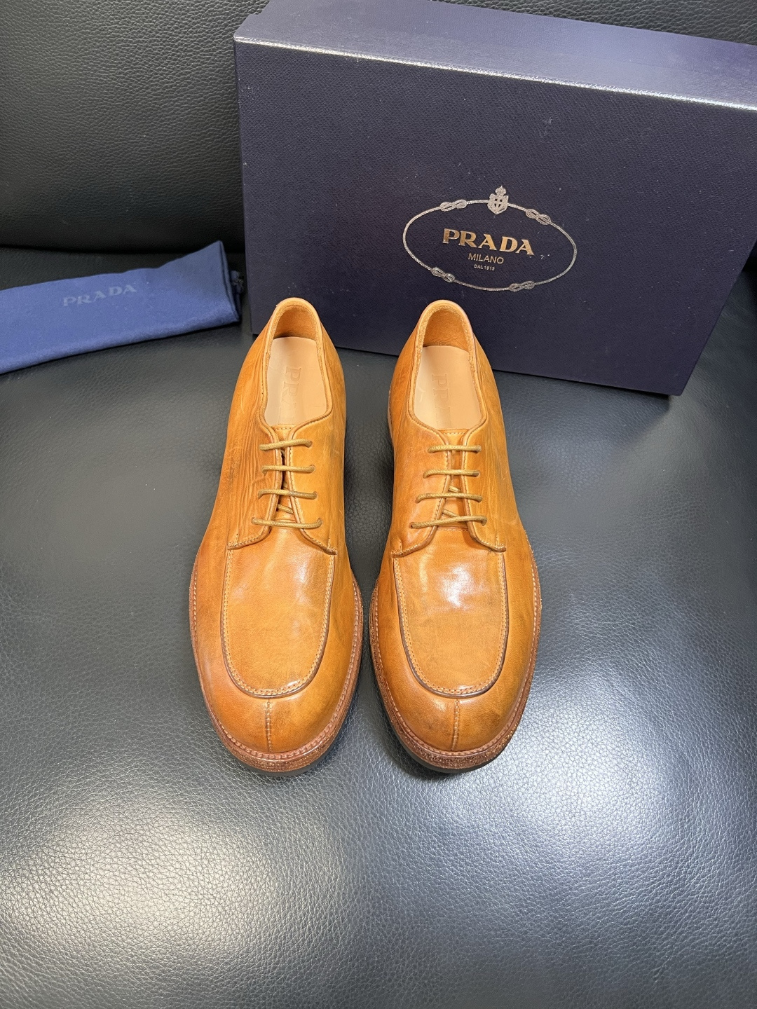 Prada 顶级工艺品，普拉达 专柜同步，原厂配置意大利进口水洗马皮面料，进口牛皮内里垫，透气舒适，鞋底