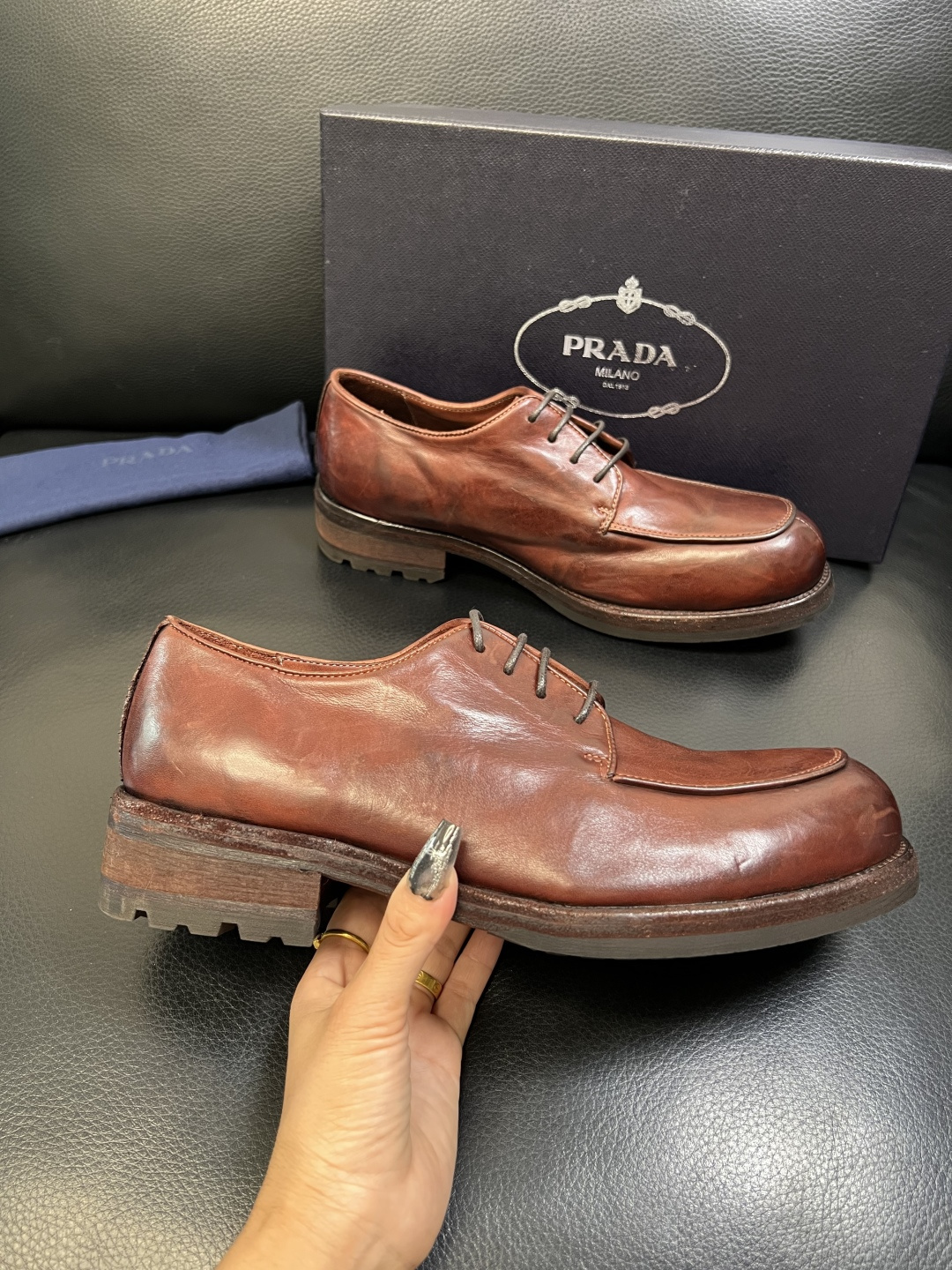 Prada 顶级工艺品，普拉达 专柜同步，原厂配置意大利进口水洗马皮面料，进口牛皮内里垫，透气舒适，鞋底