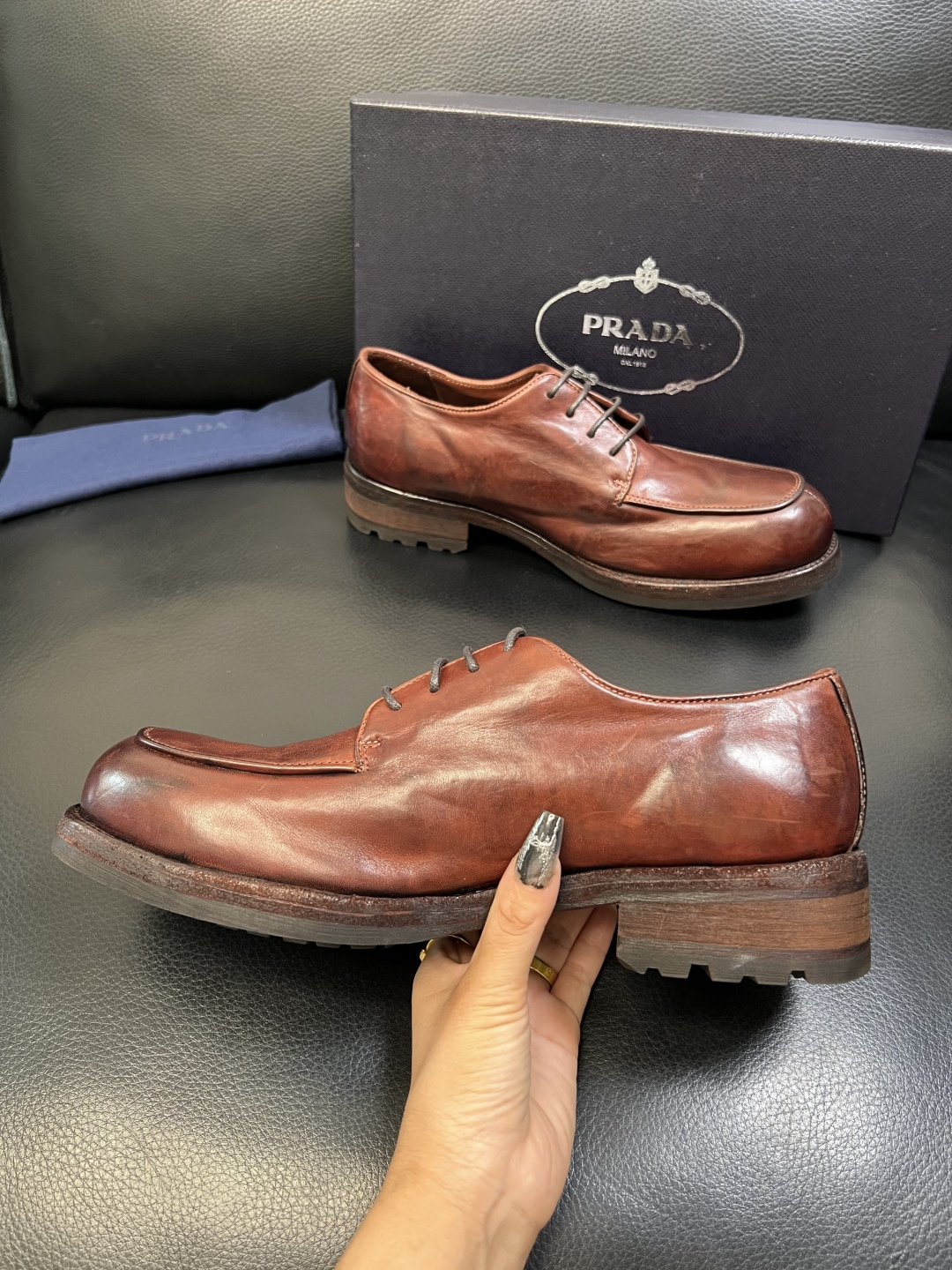 Prada 顶级工艺品，普拉达 专柜同步，原厂配置意大利进口水洗马皮面料，进口牛皮内里垫，透气舒适，鞋底