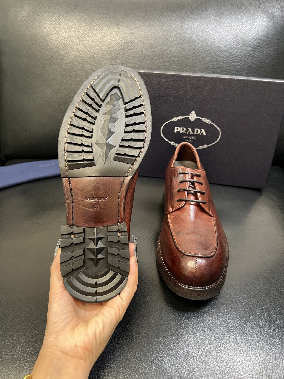 Prada 顶级工艺品，普拉达 专柜同步，原厂配置意大利进口水洗马皮面料，进口牛皮内里垫，透气舒适，鞋底