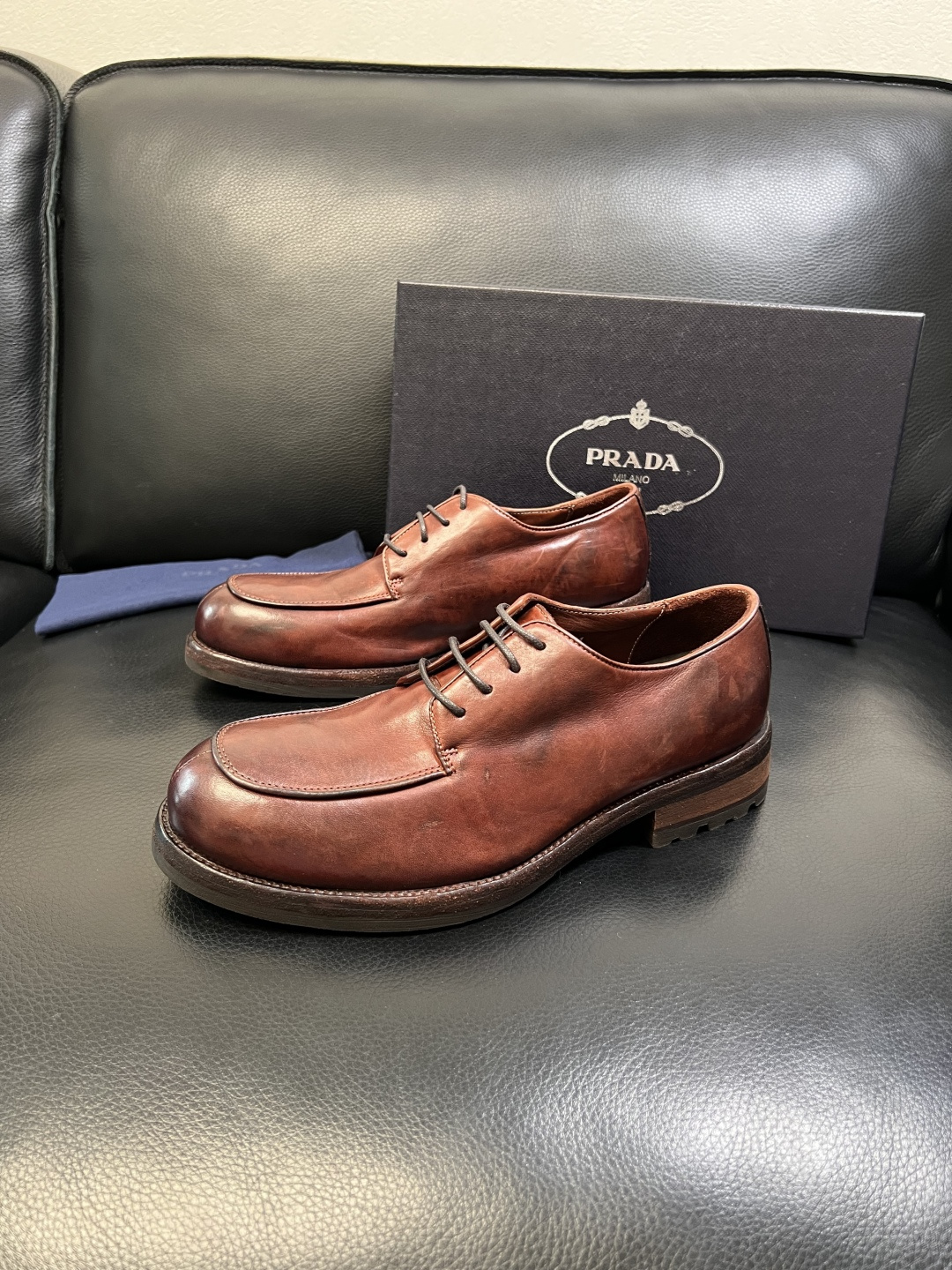 Prada 顶级工艺品，普拉达 专柜同步，原厂配置意大利进口水洗马皮面料，进口牛皮内里垫，透气舒适，鞋底