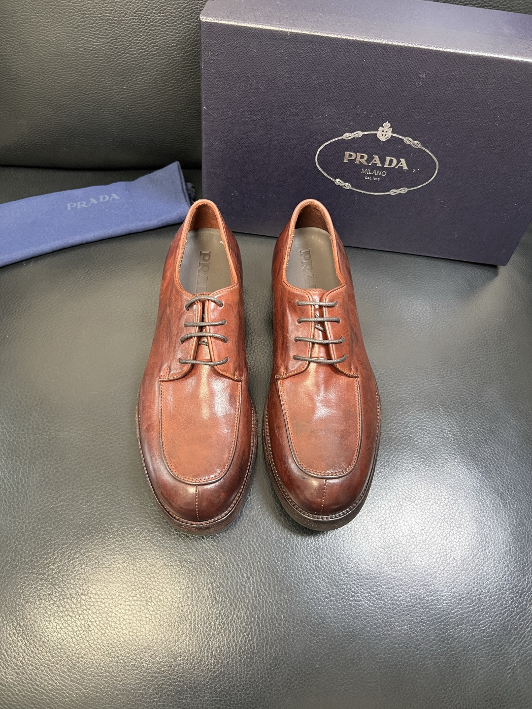 Prada 顶级工艺品，普拉达 专柜同步，原厂配置意大利进口水洗马皮面料，进口牛皮内里垫，透气舒适，鞋底