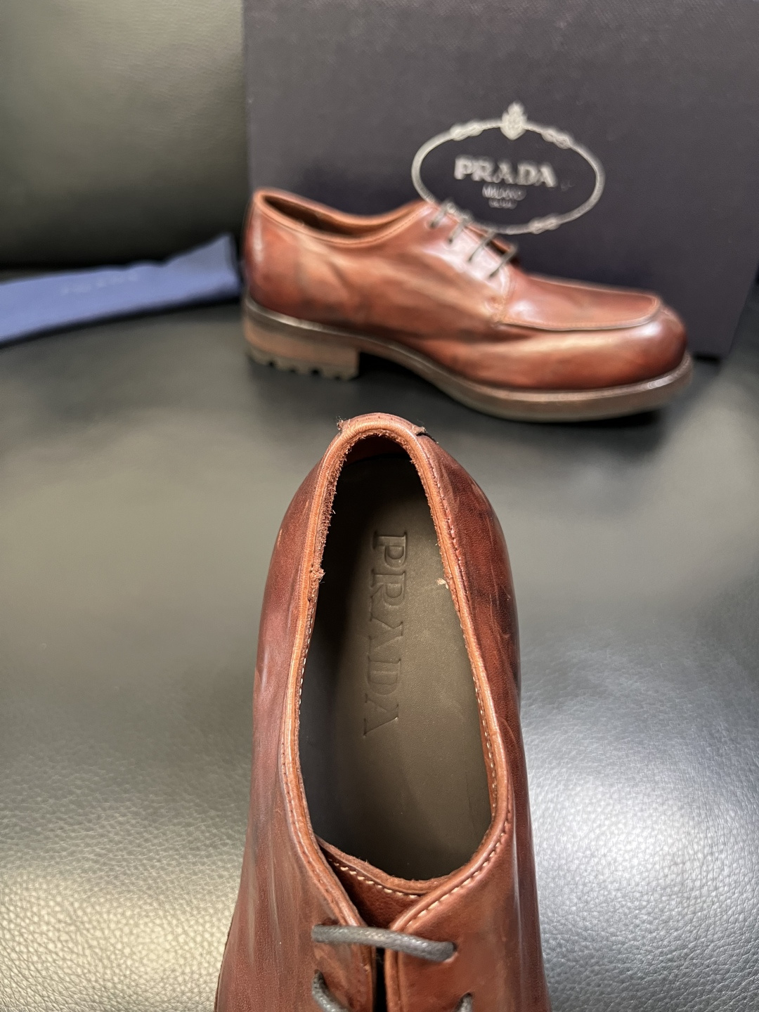 Prada 顶级工艺品，普拉达 专柜同步，原厂配置意大利进口水洗马皮面料，进口牛皮内里垫，透气舒适，鞋底