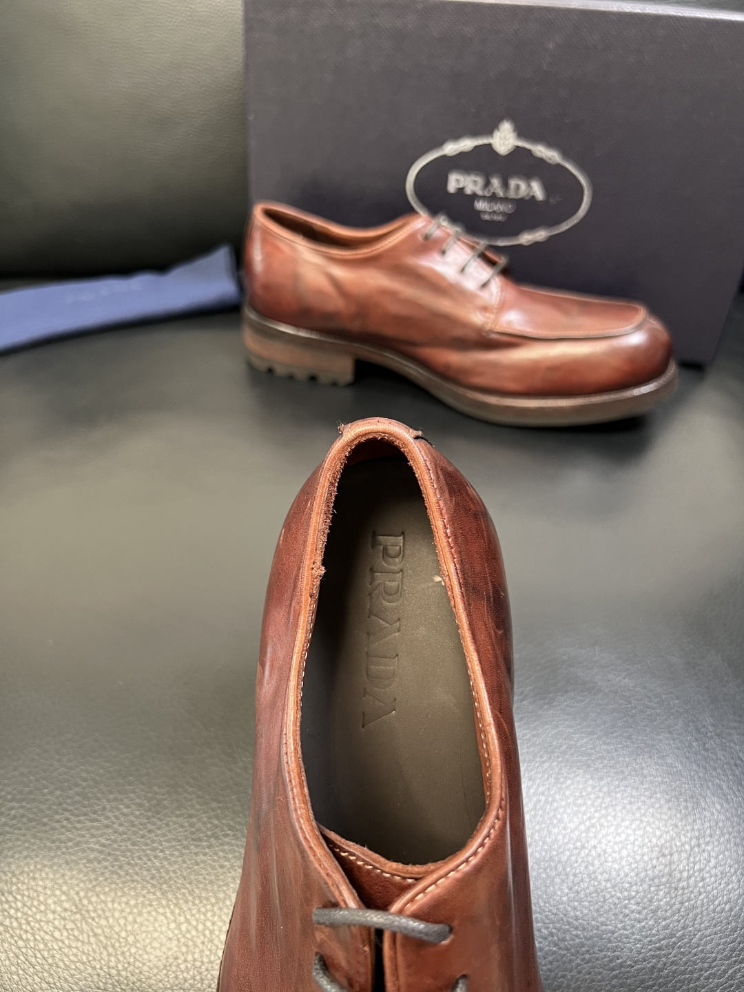 Prada 顶级工艺品，普拉达 专柜同步，原厂配置意大利进口水洗马皮面料，进口牛皮内里垫，透气舒适，鞋底