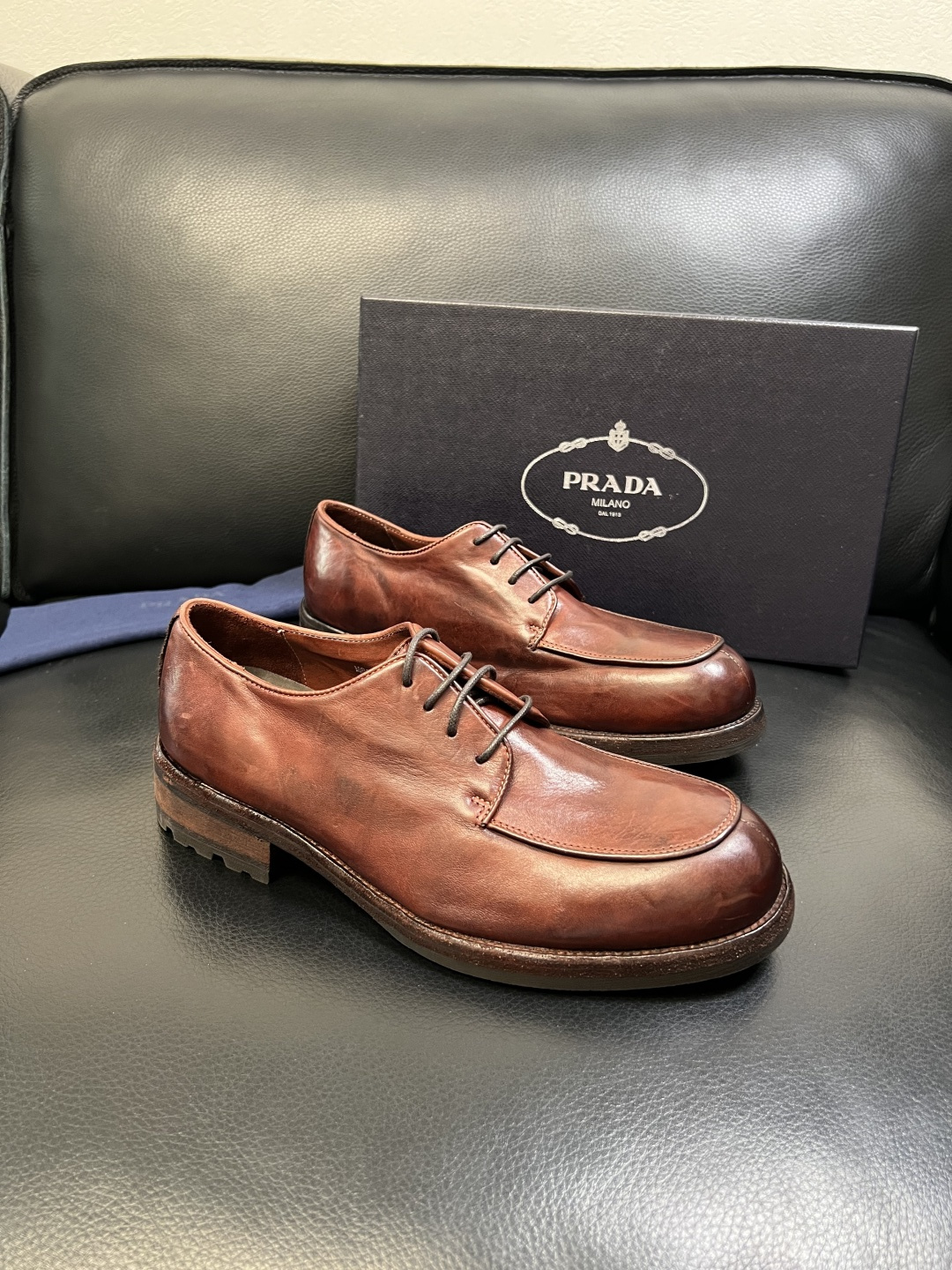 Prada 顶级工艺品，普拉达 专柜同步，原厂配置意大利进口水洗马皮面料，进口牛皮内里垫，透气舒适，鞋底