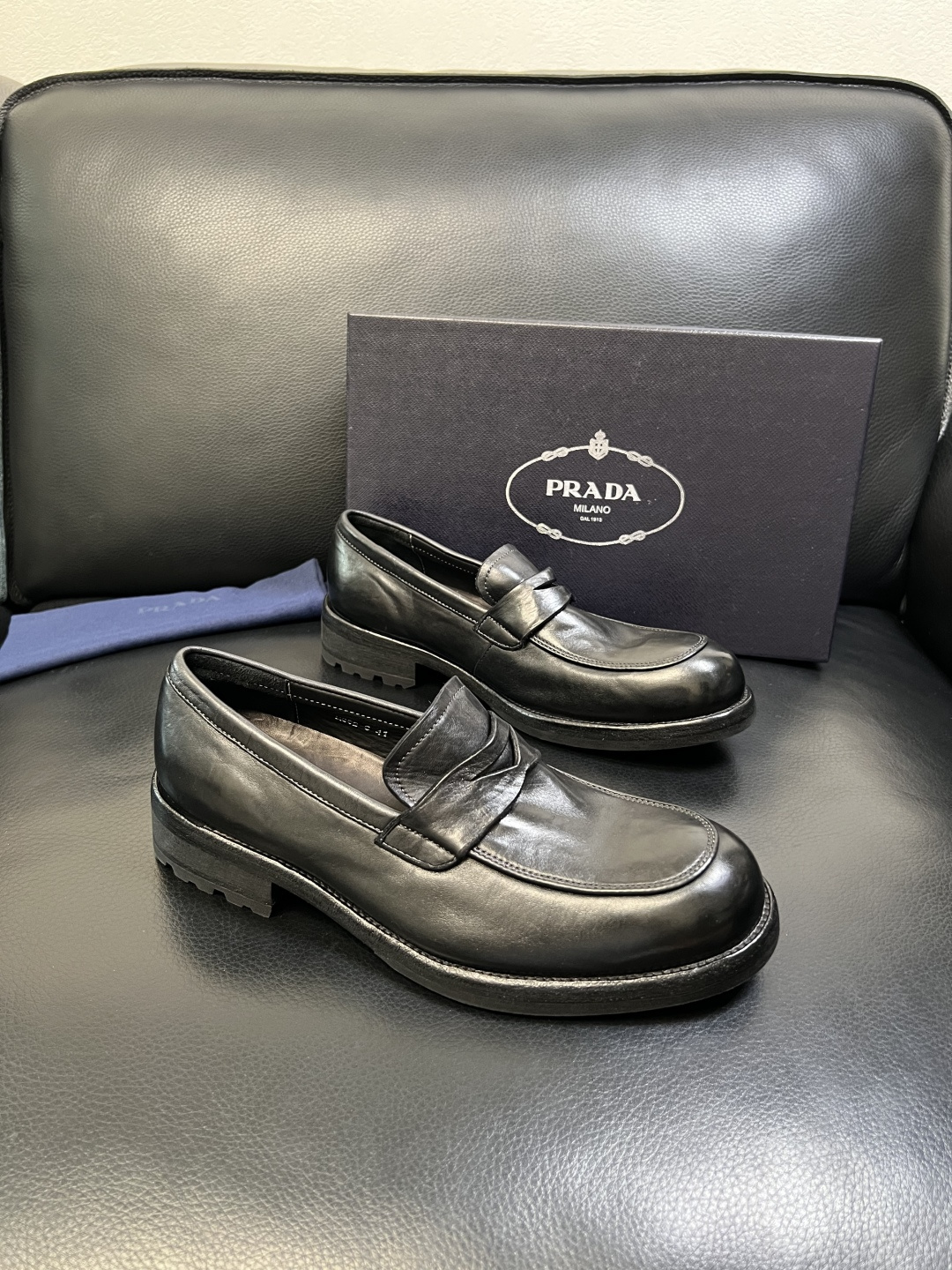 Prada 顶级工艺品，普拉达 专柜同步，原厂配置意大利进口水洗马皮面料，进口牛皮内里垫，透气舒适，鞋底